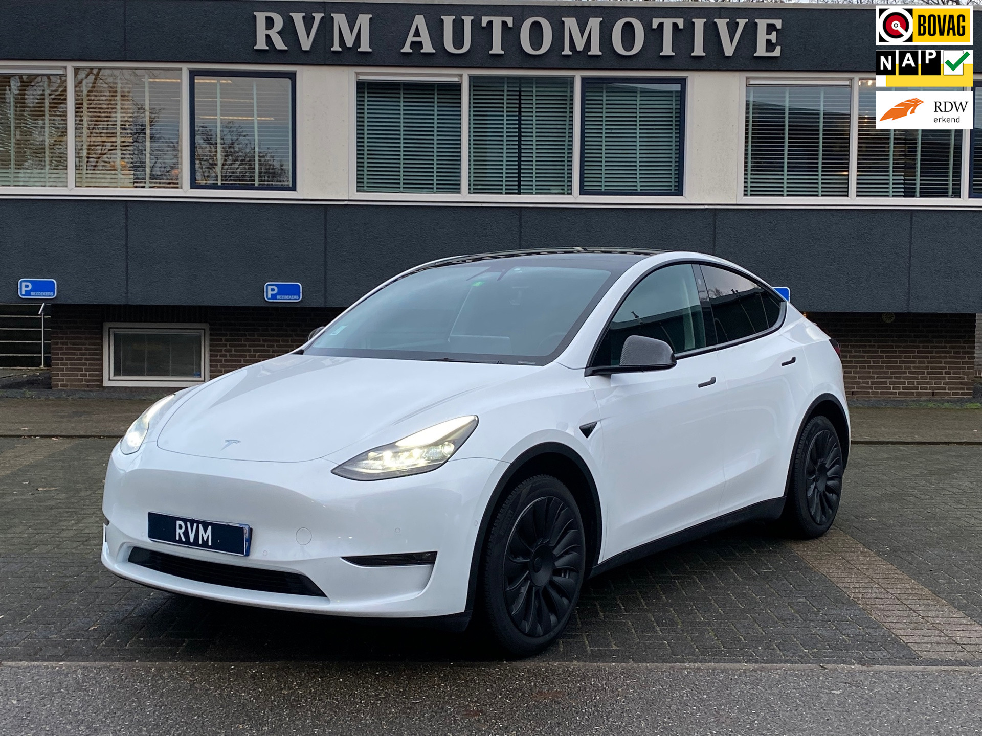 Tesla Model Y Long Range AWD 75 kWh VAN 38.900 VOOR 35.877 EINDEJAARSVOORDEEL 3.023,- | AUTOPILOT | LEDER | PANO | ELEK. KOFFER