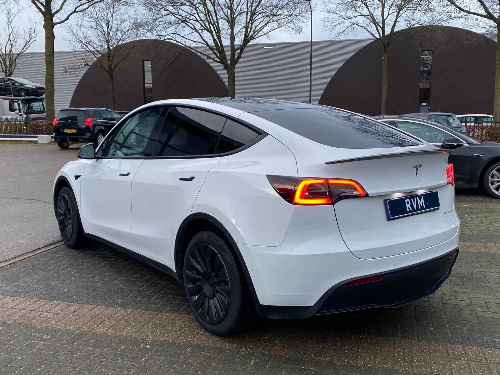 Tesla Model Y Long Range AWD 75 kWh VAN 38.900 VOOR 35.877 EINDEJAARSVOORDEEL 3.023,- | AUTOPILOT | LEDER | PANO | ELEK. KOFFER - 6/40