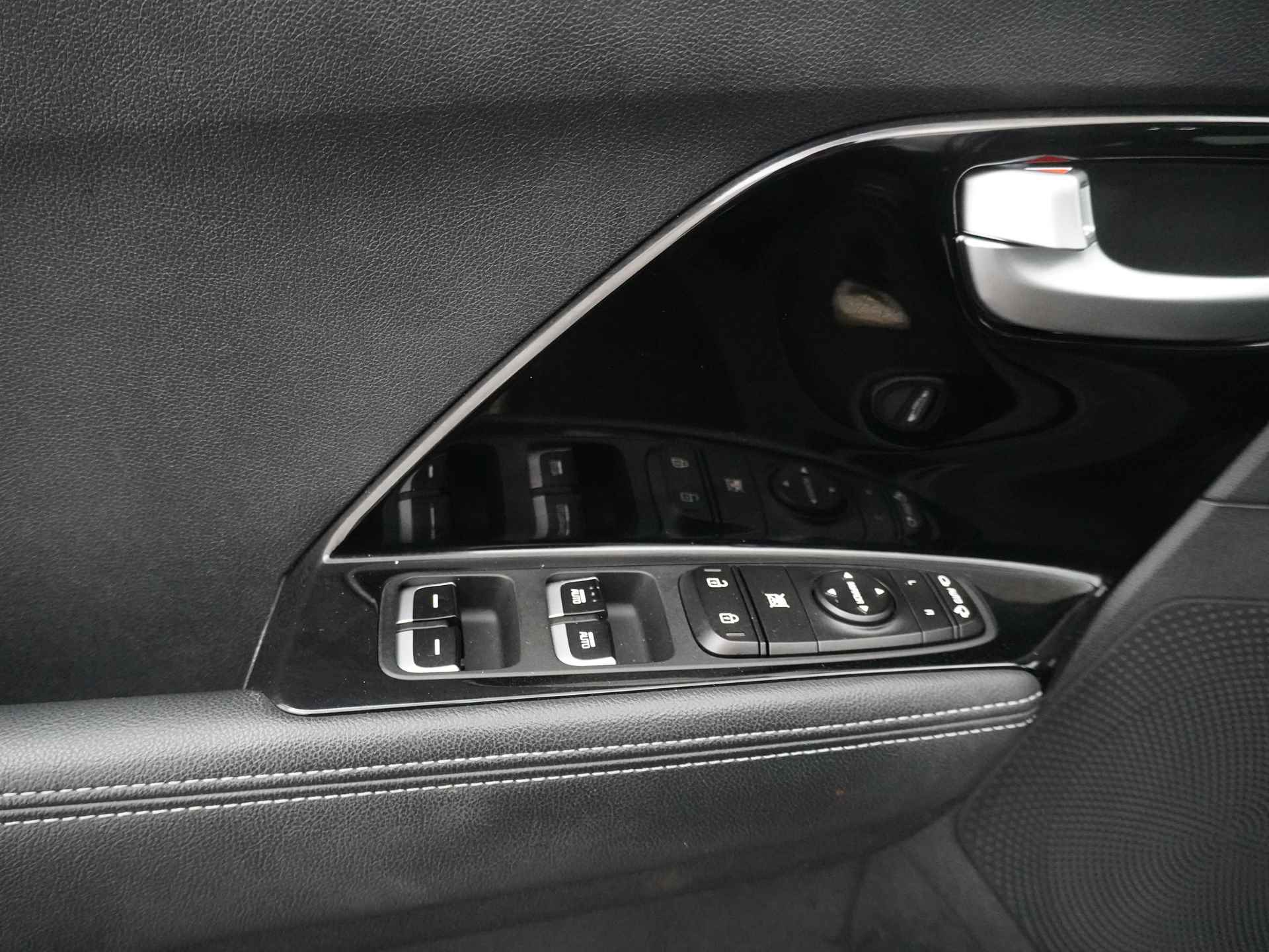 Kia Niro 1.6 GDi Hybrid Design Edition - Navigatie - Open dak - Stoelverwarming - 18" Lichtmetalen velgen - Fabrieksgarantie tot 05-2025 - 20/49