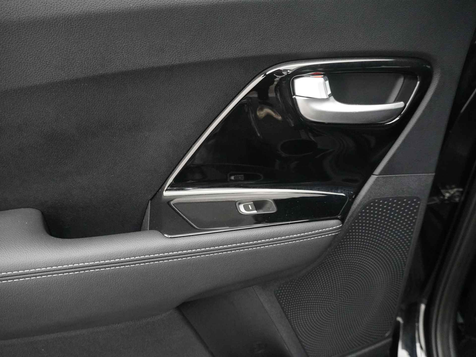 Kia Niro 1.6 GDi Hybrid Design Edition - Navigatie - Open dak - Stoelverwarming - 18" Lichtmetalen velgen - Fabrieksgarantie tot 05-2025 - 34/49