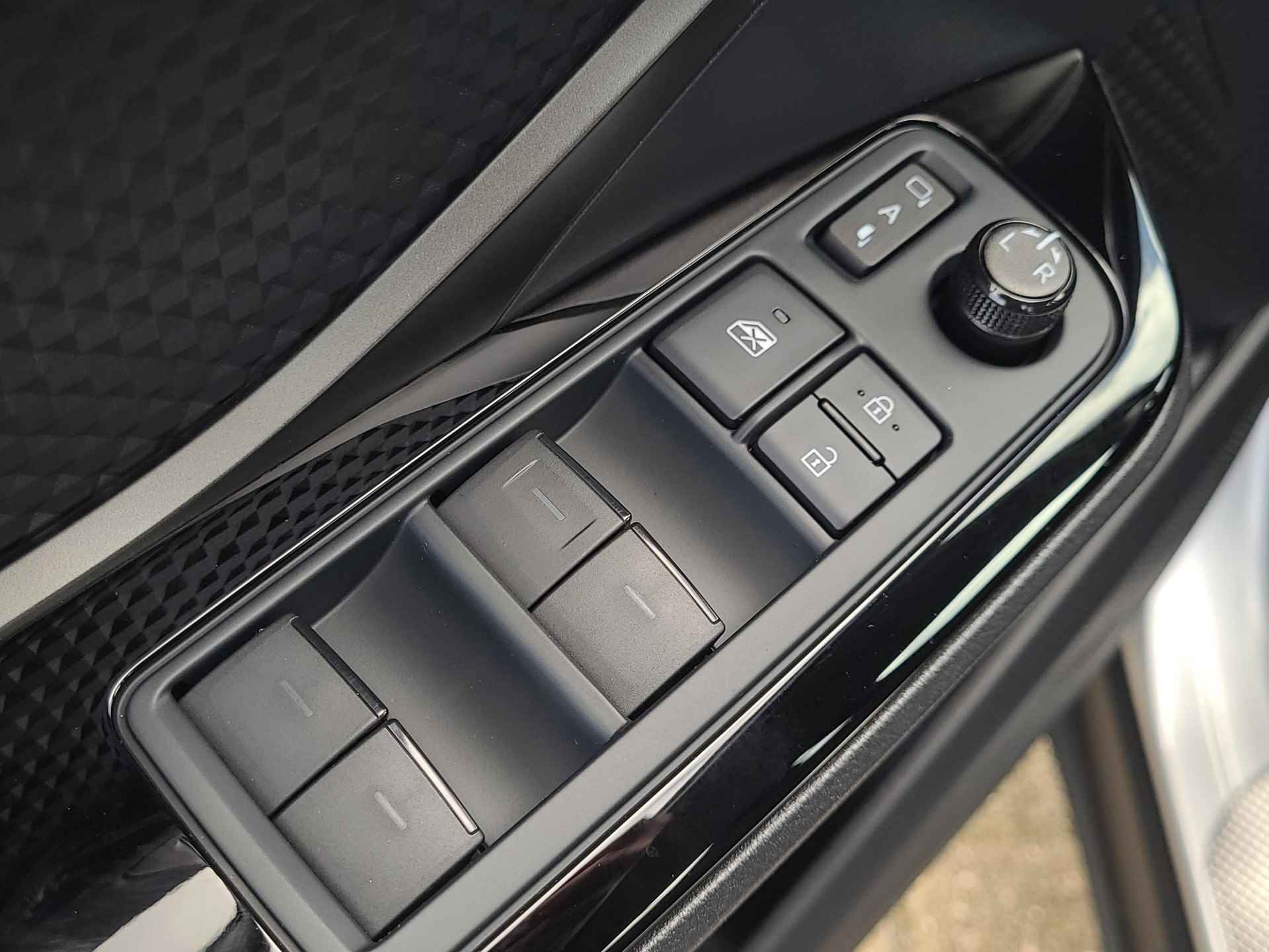 Toyota C-HR 1.8 Hybrid Dynamic Automaat | Apple CarPlay / Android Auto | Rijklaarprijs incl. garantie | - 29/33