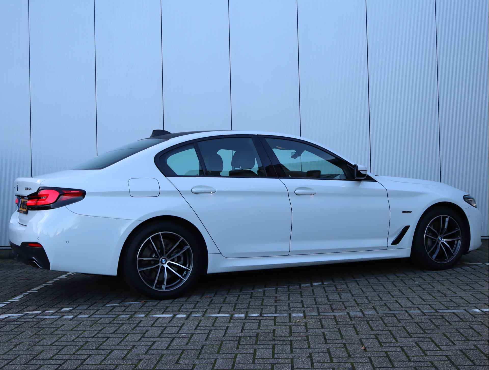 BMW 5 Serie 545e xDrive | H&K | Head-up | Parkeercamera | M-sport | Leder - 6/91