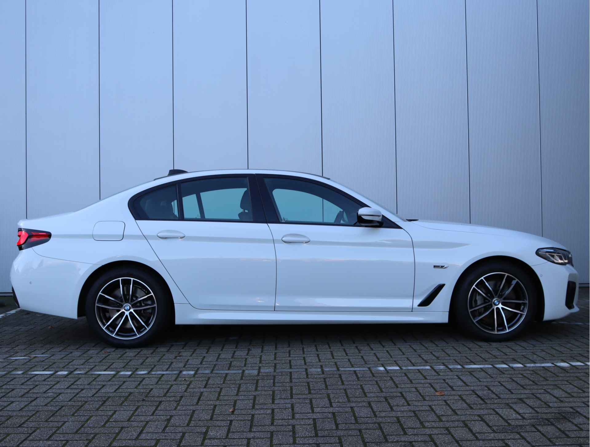 BMW 5 Serie 545e xDrive | H&K | Head-up | Parkeercamera | M-sport | Leder - 20/91