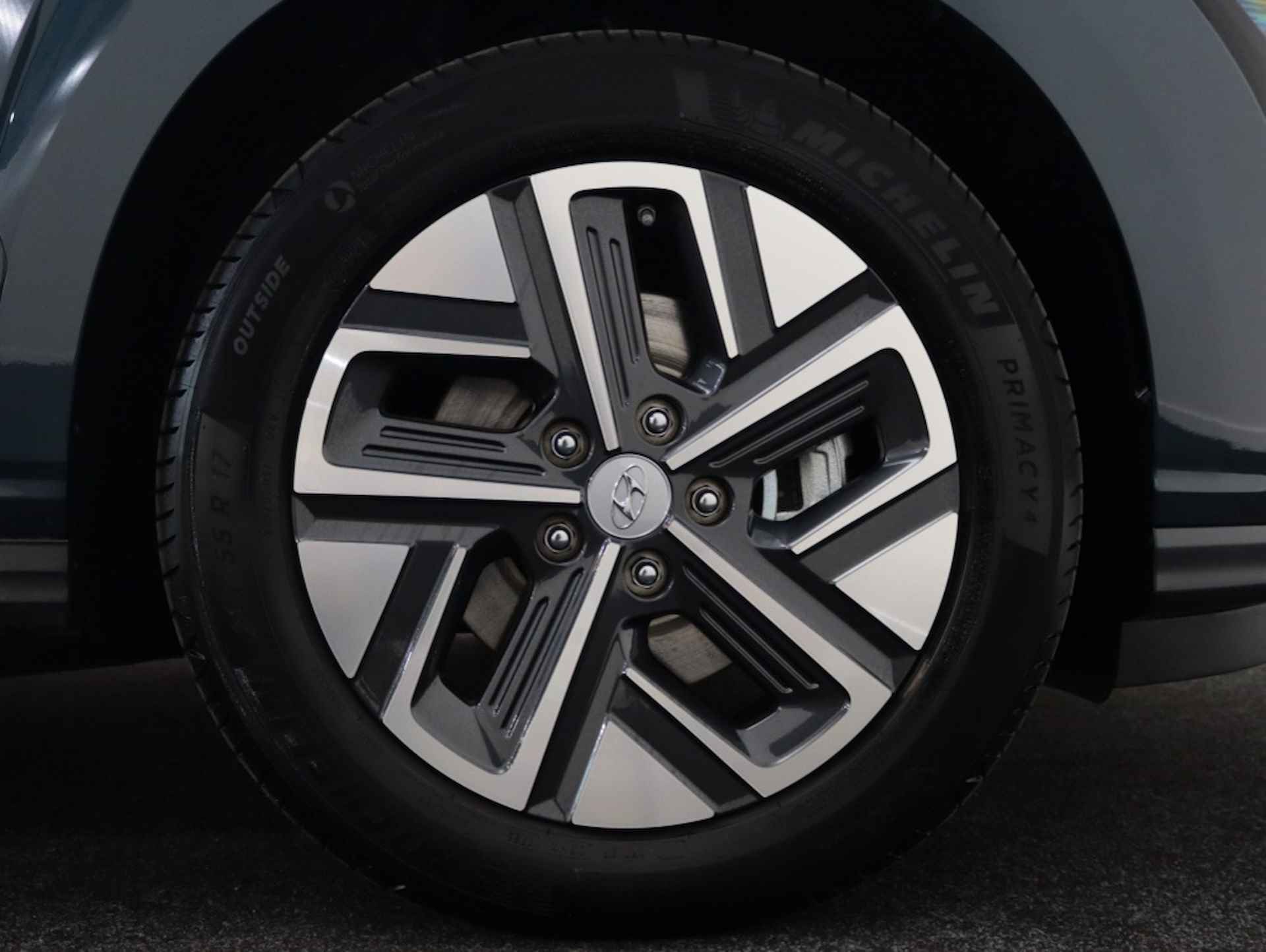 Hyundai Kona EV Fashion 64 kWh | 2.000 SUBSIDIE | Navigatie - 7/36