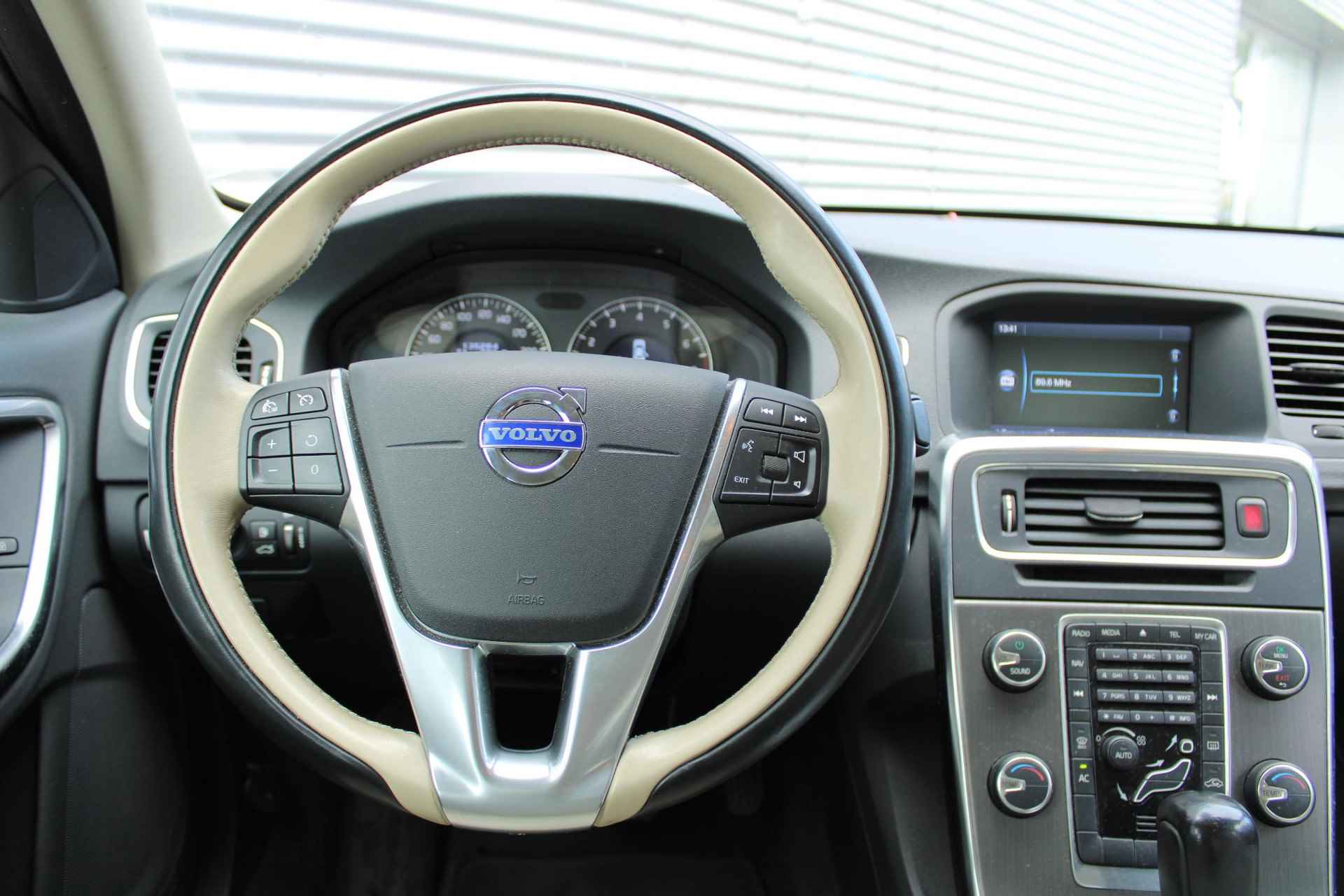 Volvo S60 AUT6 203PK Intro Edition 100% Dealeronderhouden, Afneembare Trekhaak, All-Season Banden, Cruise Control, Navigatie, Parkeersensoren, Lederen Bekleding, Bluetooth Telefonie & Multimedia, Climate Control, 18" Lichtmetalen Velgen, Automatisch Dimmende Binnenspiegel, High Performance Audio - 6/22