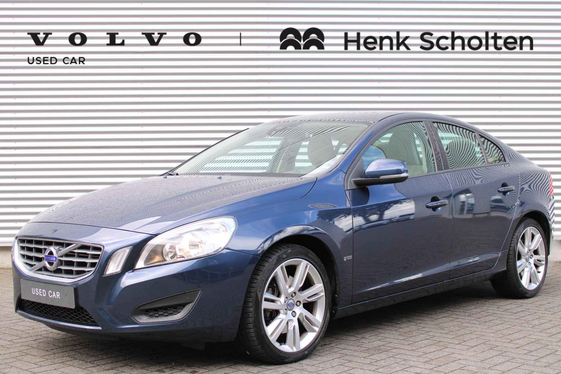 Volvo S60 AUT6 203PK Intro Edition 100% Dealeronderhouden, Afneembare Trekhaak, All-Season Banden, Cruise Control, Navigatie, Parkeersensoren, Lederen Bekleding, Bluetooth Telefonie & Multimedia, Climate Control, 18" Lichtmetalen Velgen, Automatisch Dimmende Binnenspiegel, High Performance Audio - 1/22