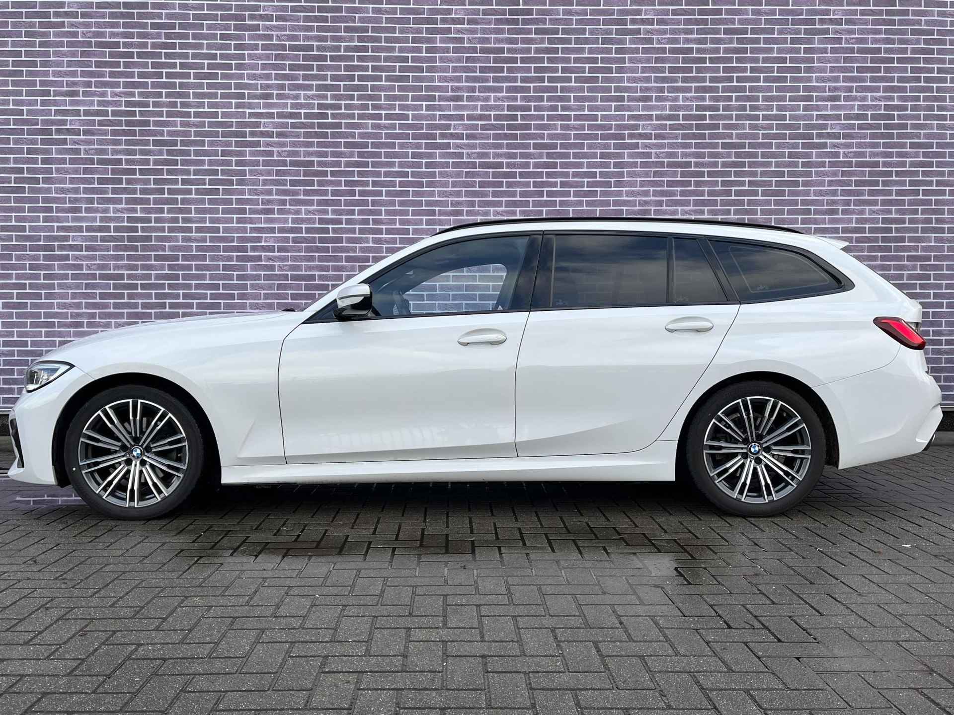 BMW 3-serie Touring 320i High Executive | M Sport | Volledig Dealer Onderhouden | Laser Licht | Panoramadak | Head Up | Adaptive Onderstel | Cruise Control | Navi | Apple Carplay & Android Auto | PDC - 5/41