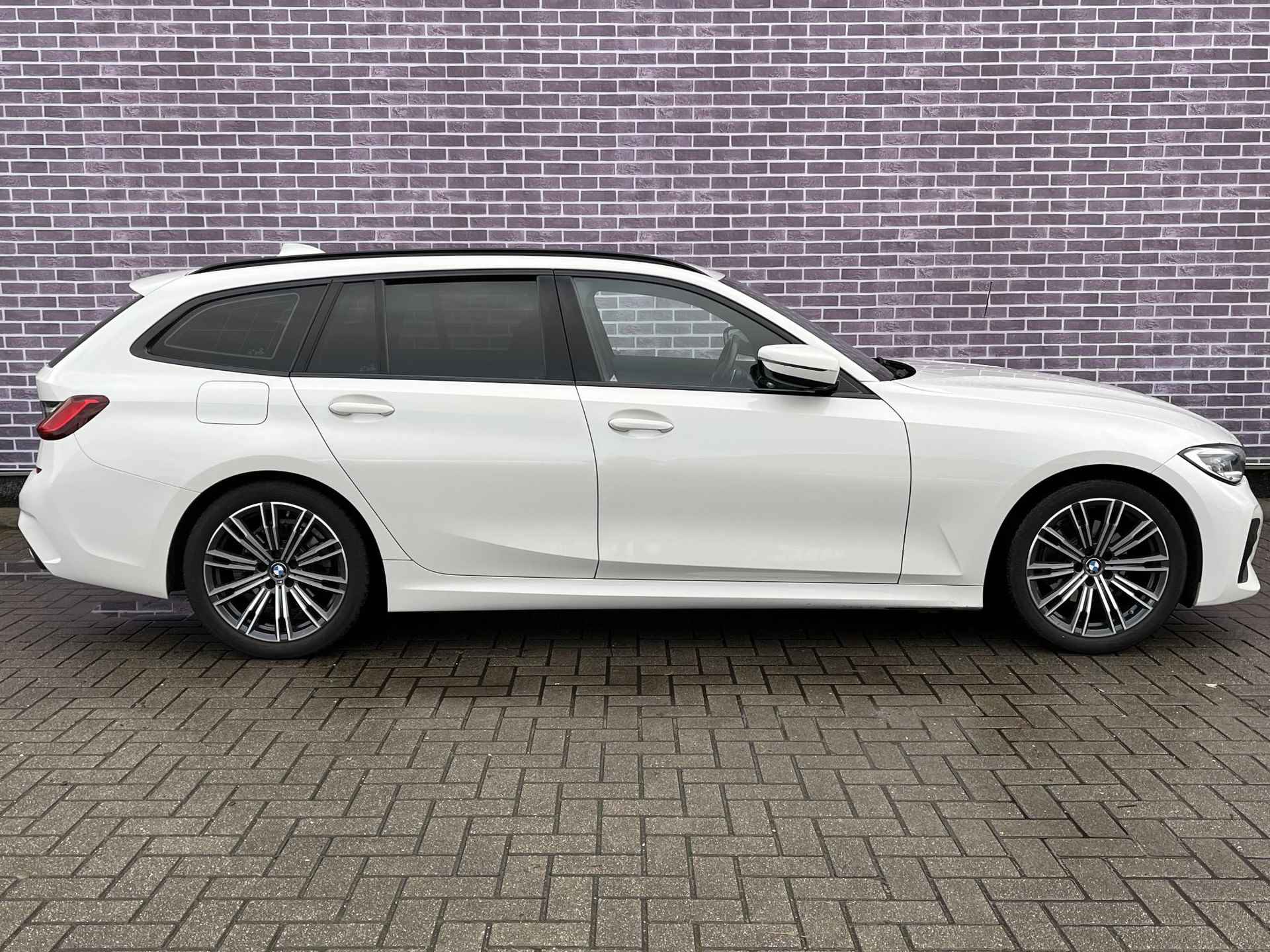 BMW 3-serie Touring 320i High Executive | M Sport | Volledig Dealer Onderhouden | Laser Licht | Panoramadak | Head Up | Adaptive Onderstel | Cruise Control | Navi | Apple Carplay & Android Auto | PDC - 20/41