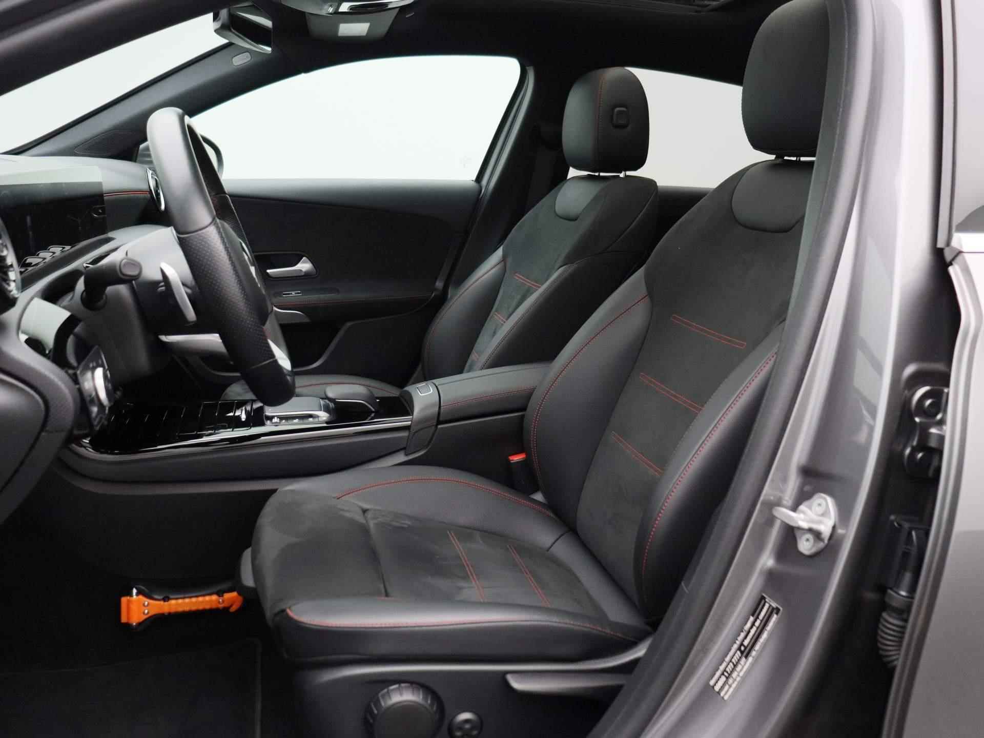 Mercedes-Benz A-klasse 180 Business Solution AMG Aut. | Panoramadak |Half-Leder | Navigatie | Camera | ECC | PDC | LMV | Schuifdak | LED | Stoelverwarming - 13/44