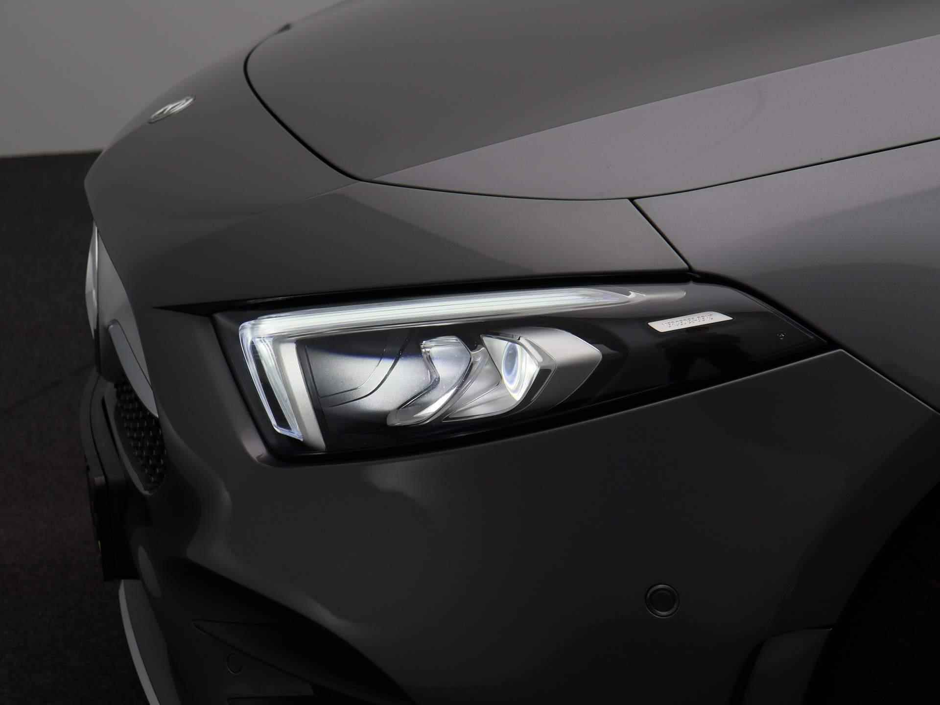 Mercedes-Benz A-klasse 180 Business Solution AMG Aut. | Panoramadak |Half-Leder | Navigatie | Camera | ECC | PDC | LMV | Schuifdak | LED | Stoelverwarming - 17/44