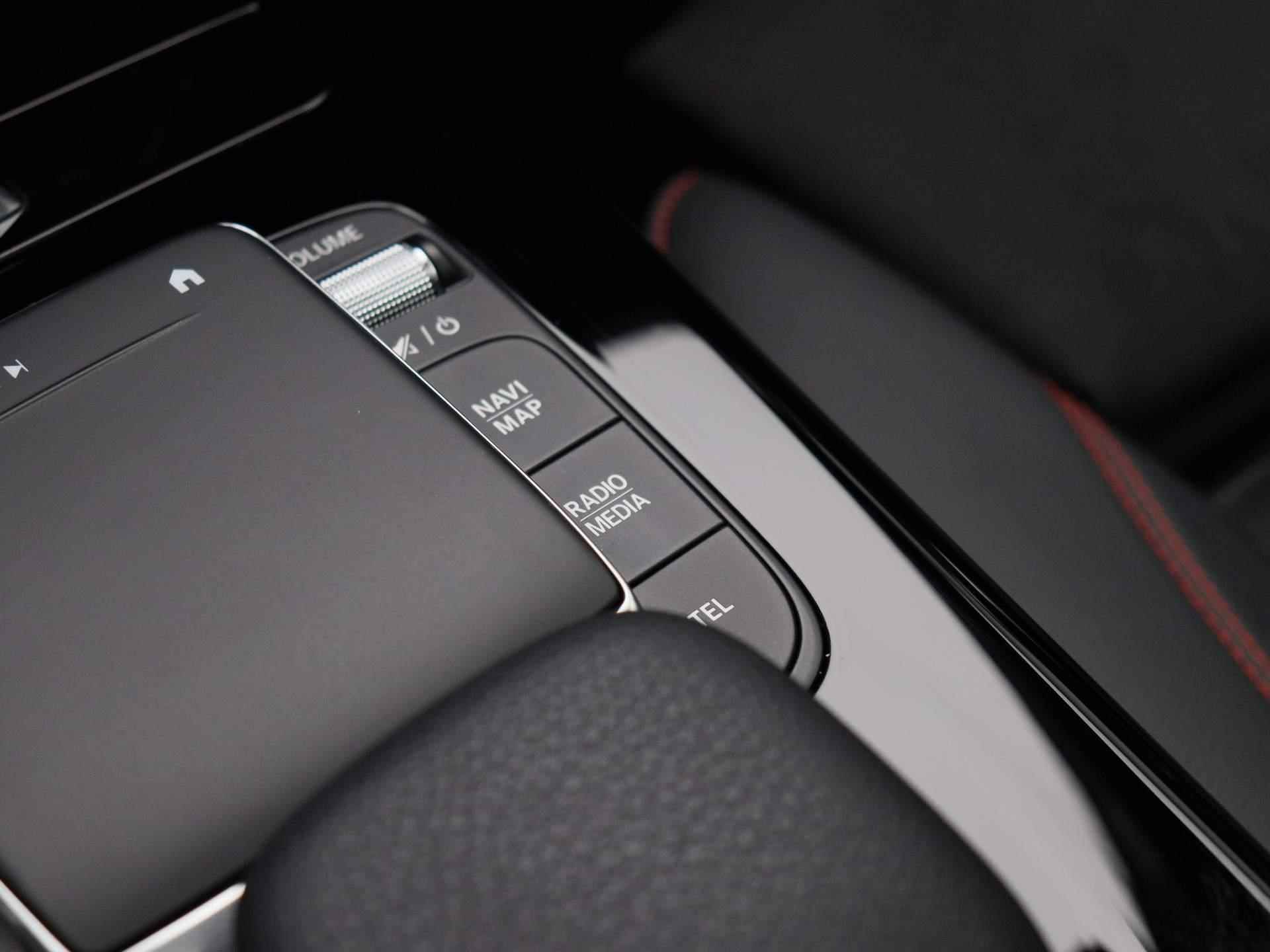 Mercedes-Benz A-klasse 180 Business Solution AMG Aut. | Panoramadak |Half-Leder | Navigatie | Camera | ECC | PDC | LMV | Schuifdak | LED | Stoelverwarming - 22/44
