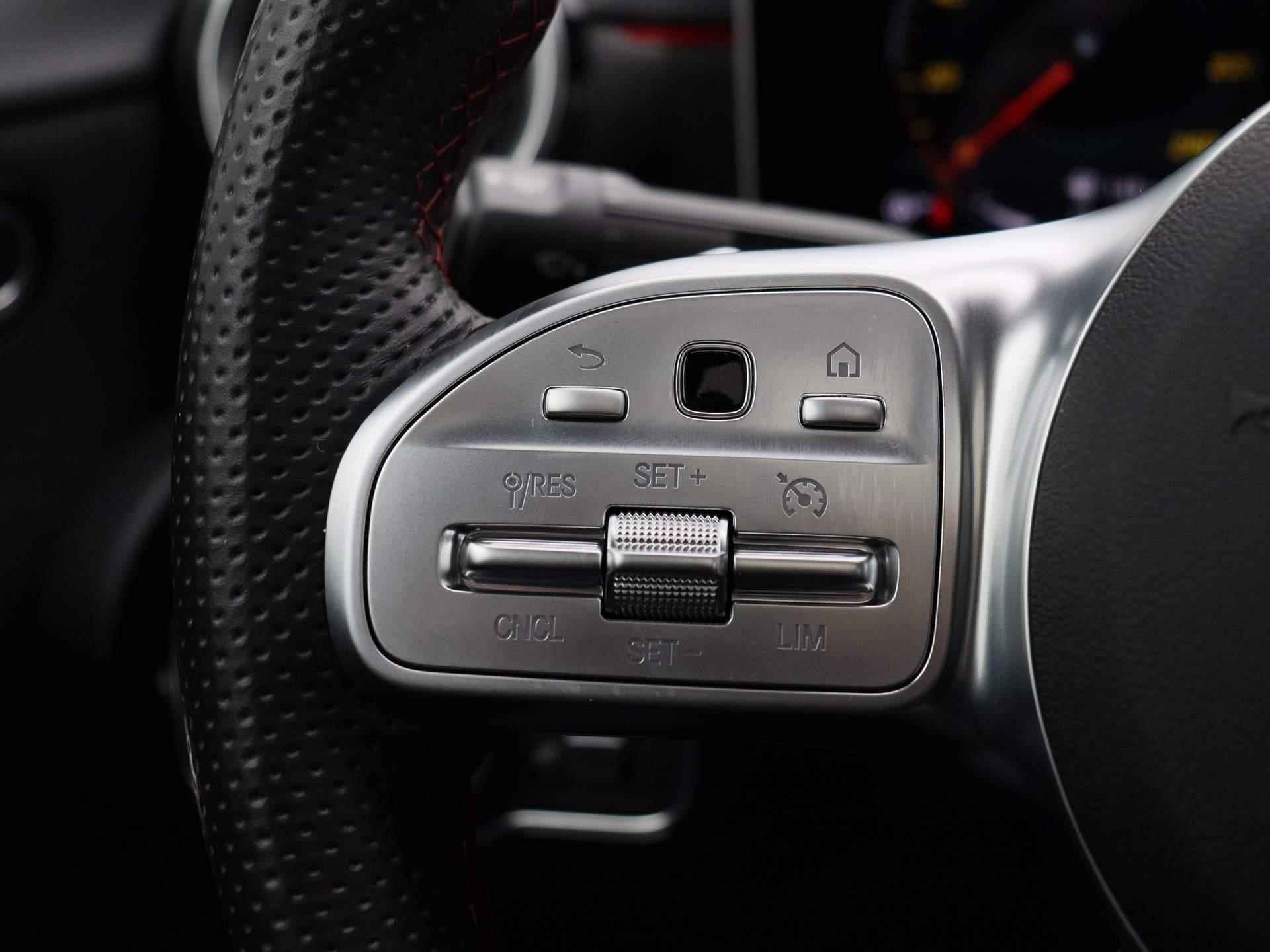 Mercedes-Benz A-klasse 180 Business Solution AMG Aut. | Panoramadak |Half-Leder | Navigatie | Camera | ECC | PDC | LMV | Schuifdak | LED | Stoelverwarming - 23/44