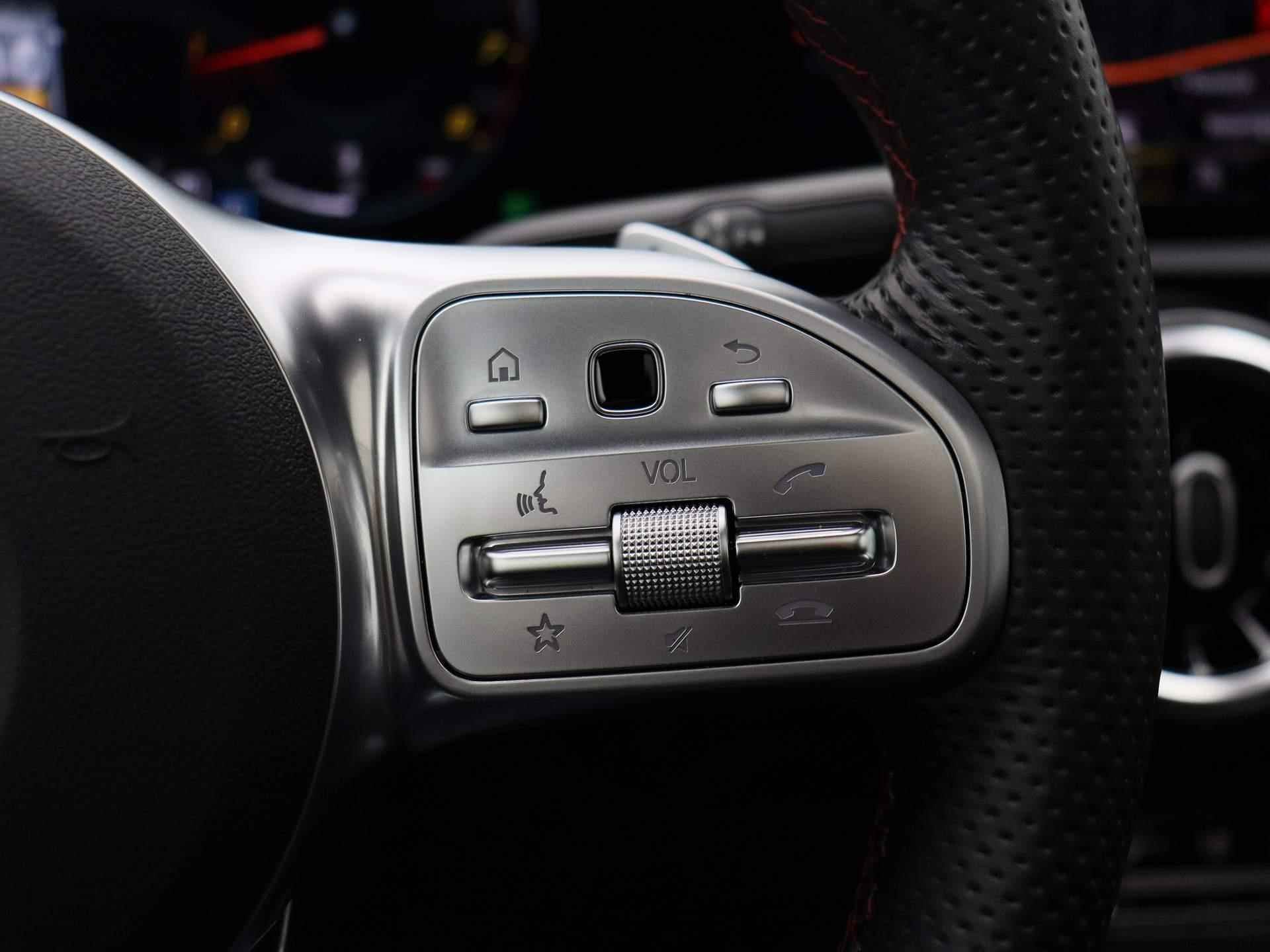 Mercedes-Benz A-klasse 180 Business Solution AMG Aut. | Panoramadak |Half-Leder | Navigatie | Camera | ECC | PDC | LMV | Schuifdak | LED | Stoelverwarming - 24/44