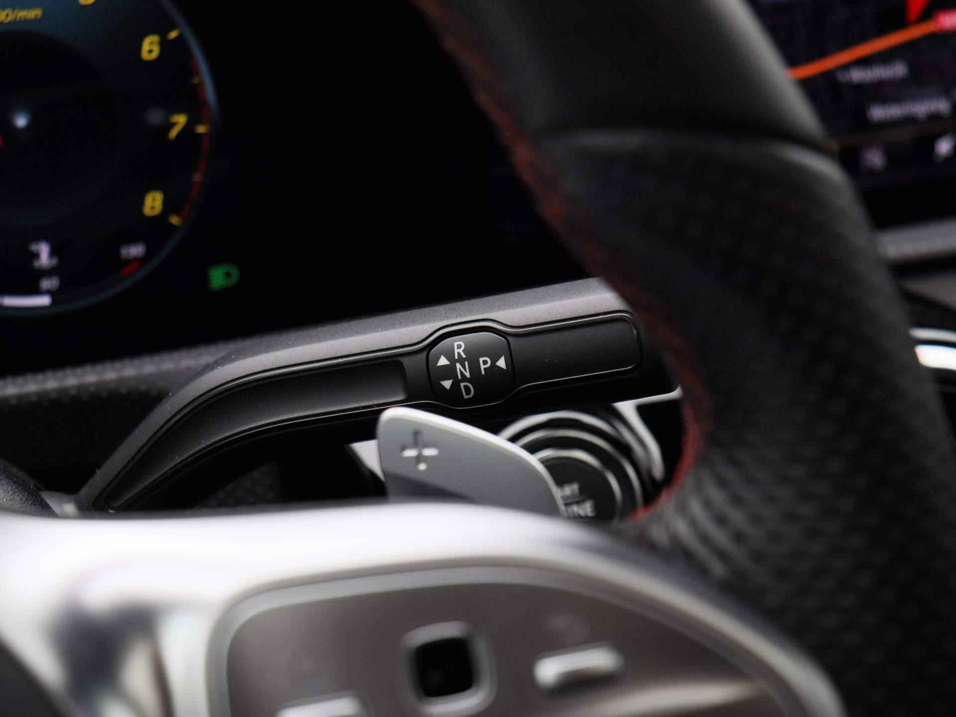 Mercedes-Benz A-klasse 180 Business Solution AMG Aut. | Panoramadak |Half-Leder | Navigatie | Camera | ECC | PDC | LMV | Schuifdak | LED | Stoelverwarming - 25/44