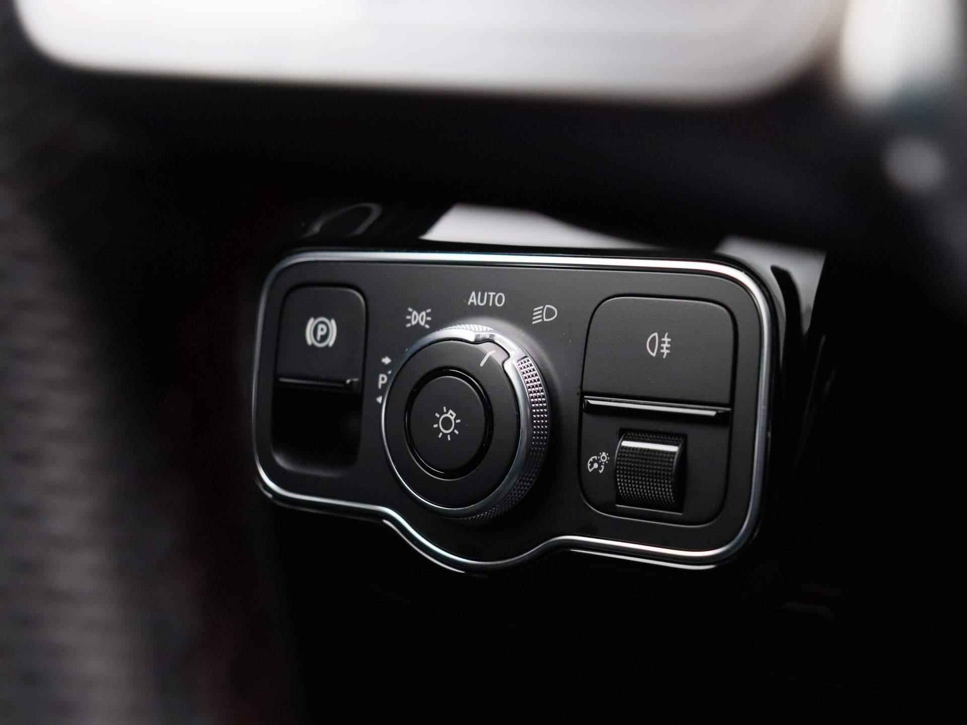 Mercedes-Benz A-klasse 180 Business Solution AMG Aut. | Panoramadak |Half-Leder | Navigatie | Camera | ECC | PDC | LMV | Schuifdak | LED | Stoelverwarming - 26/44