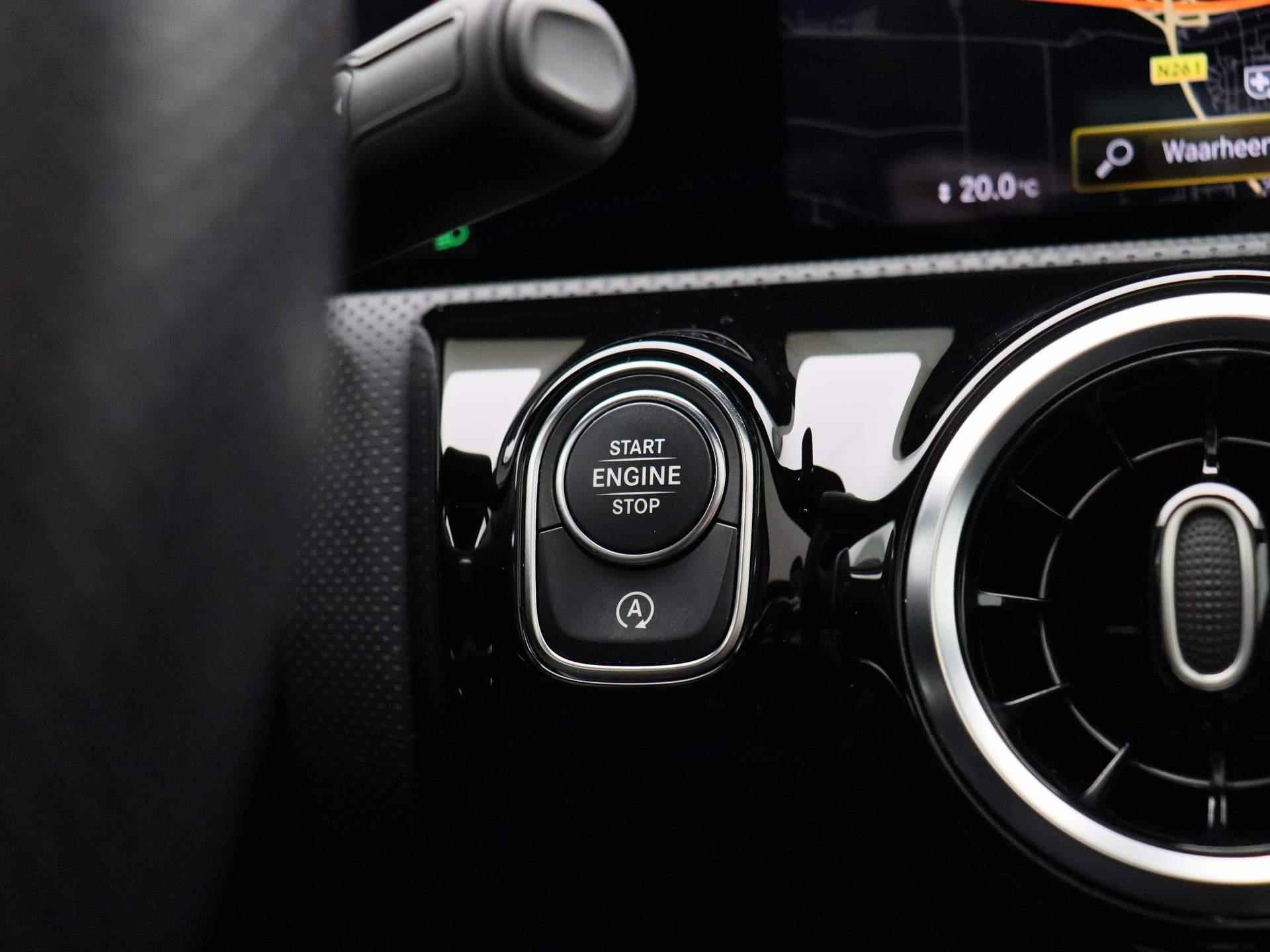 Mercedes-Benz A-klasse 180 Business Solution AMG Aut. | Panoramadak |Half-Leder | Navigatie | Camera | ECC | PDC | LMV | Schuifdak | LED | Stoelverwarming - 29/44