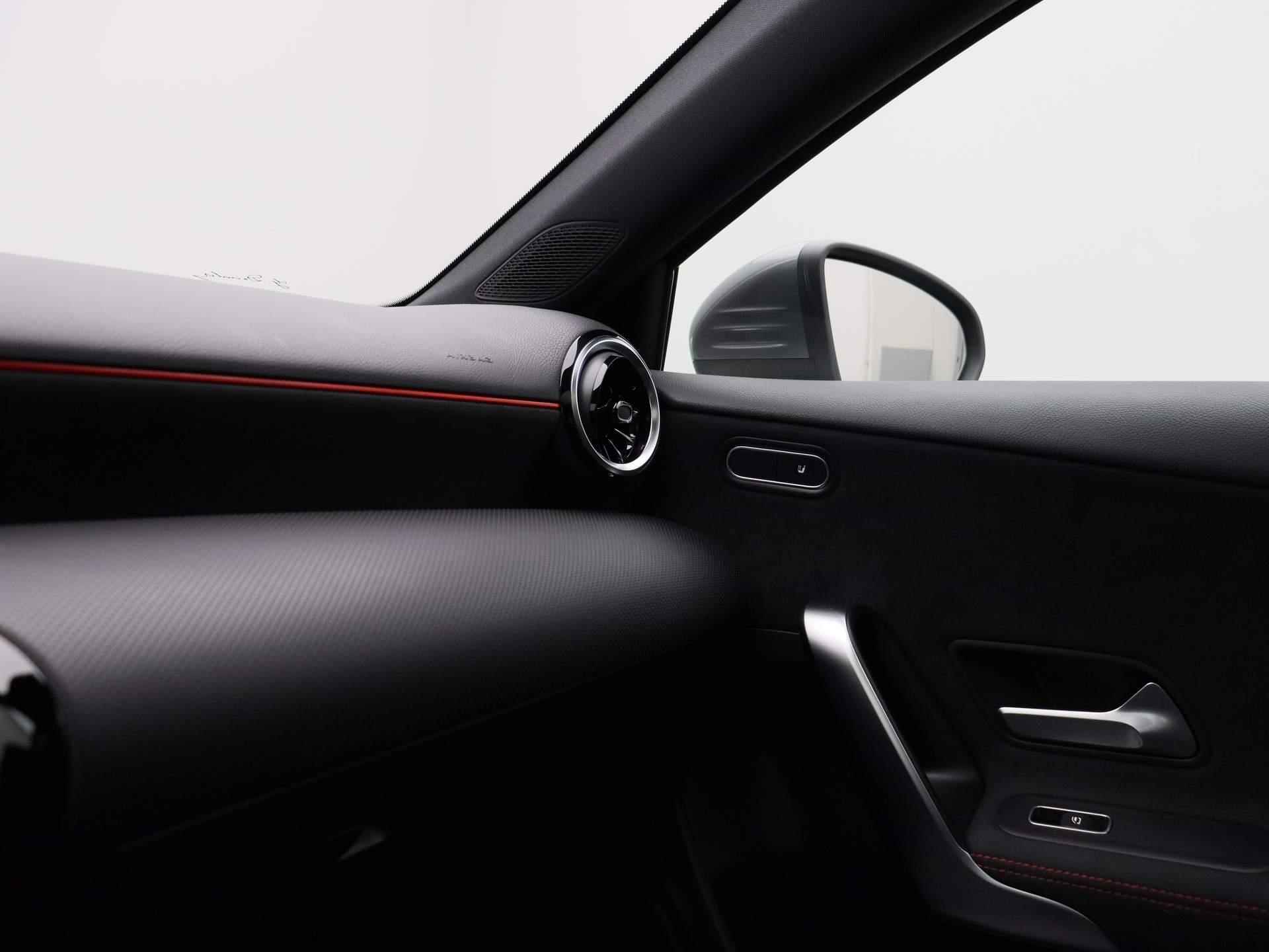 Mercedes-Benz A-klasse 180 Business Solution AMG Aut. | Panoramadak |Half-Leder | Navigatie | Camera | ECC | PDC | LMV | Schuifdak | LED | Stoelverwarming - 30/44