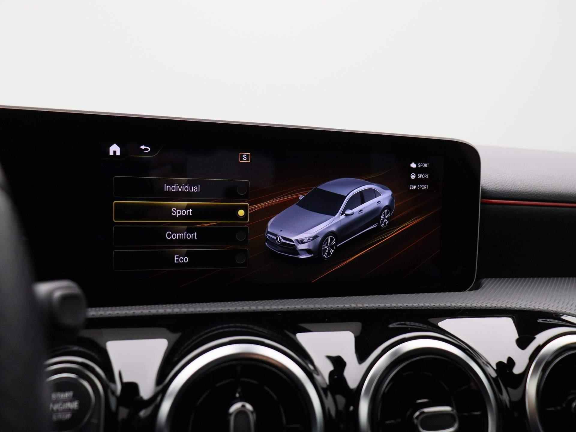Mercedes-Benz A-klasse 180 Business Solution AMG Aut. | Panoramadak |Half-Leder | Navigatie | Camera | ECC | PDC | LMV | Schuifdak | LED | Stoelverwarming - 32/44