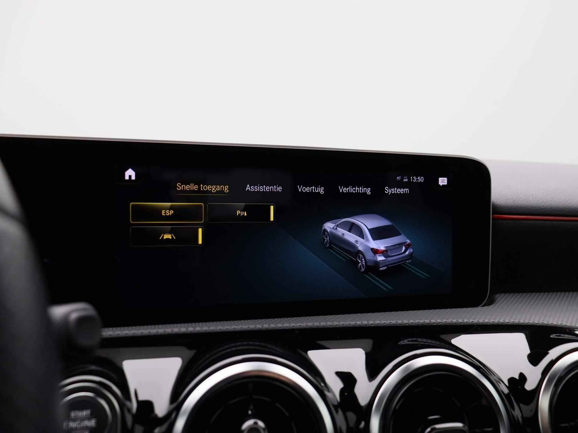 Mercedes-Benz A-klasse 180 Business Solution AMG Aut. | Panoramadak |Half-Leder | Navigatie | Camera | ECC | PDC | LMV | Schuifdak | LED | Stoelverwarming - 33/44