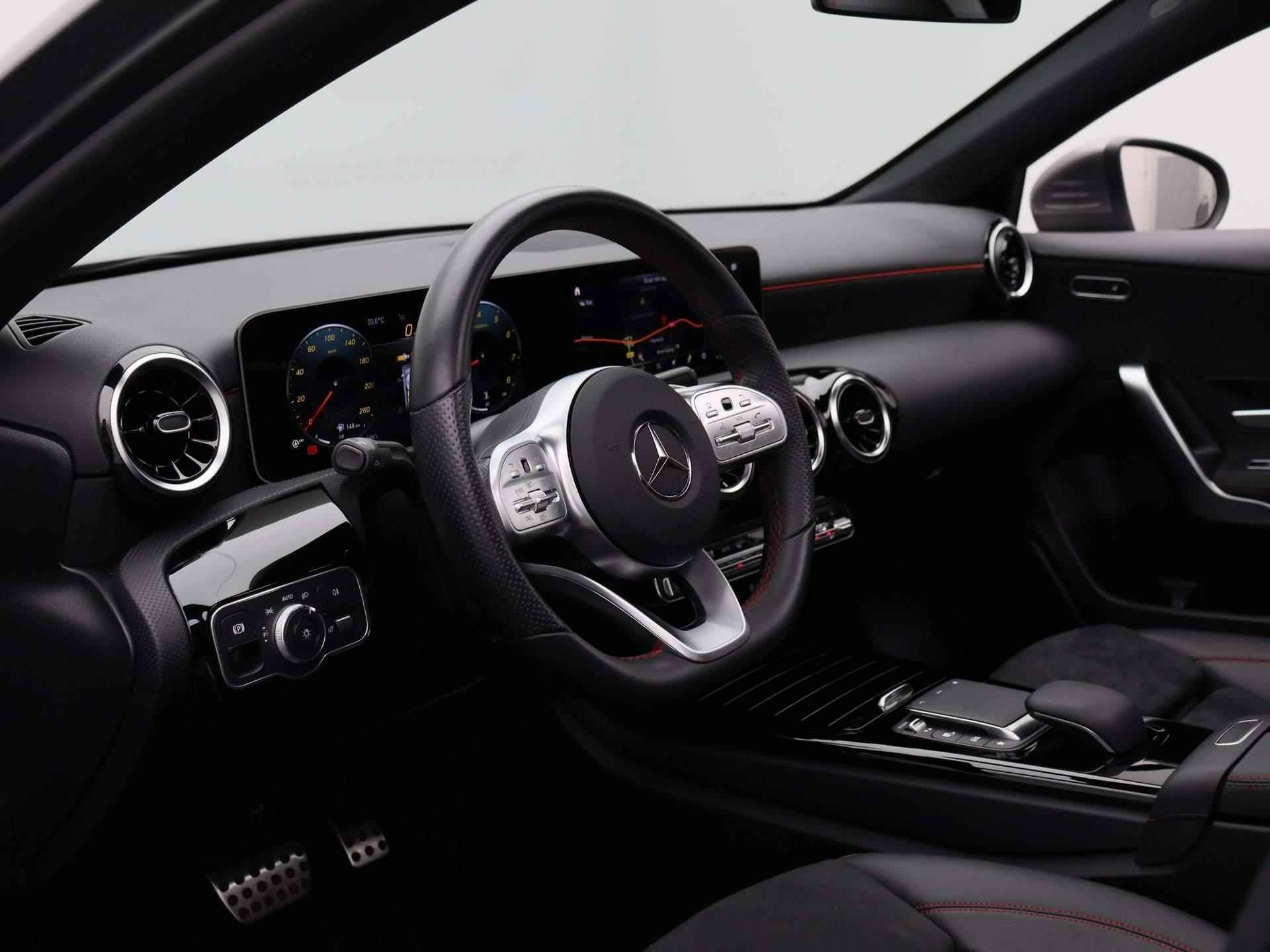 Mercedes-Benz A-klasse 180 Business Solution AMG Aut. | Panoramadak |Half-Leder | Navigatie | Camera | ECC | PDC | LMV | Schuifdak | LED | Stoelverwarming - 36/44