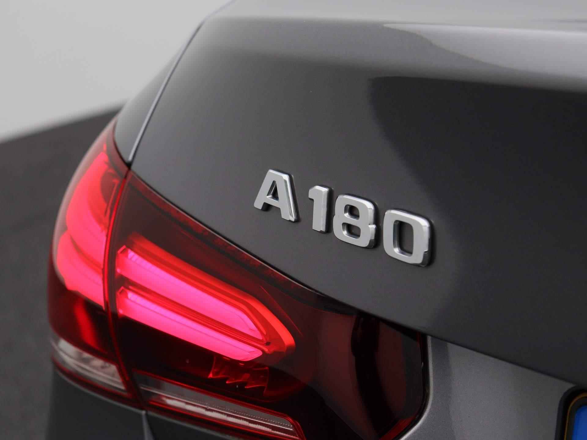 Mercedes-Benz A-klasse 180 Business Solution AMG Aut. | Panoramadak |Half-Leder | Navigatie | Camera | ECC | PDC | LMV | Schuifdak | LED | Stoelverwarming - 37/44