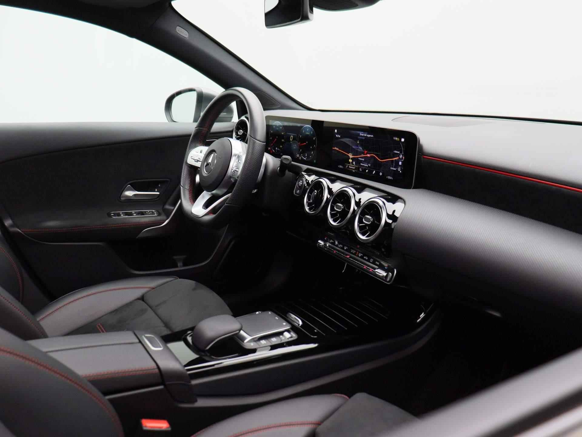 Mercedes-Benz A-klasse 180 Business Solution AMG Aut. | Panoramadak |Half-Leder | Navigatie | Camera | ECC | PDC | LMV | Schuifdak | LED | Stoelverwarming - 38/44