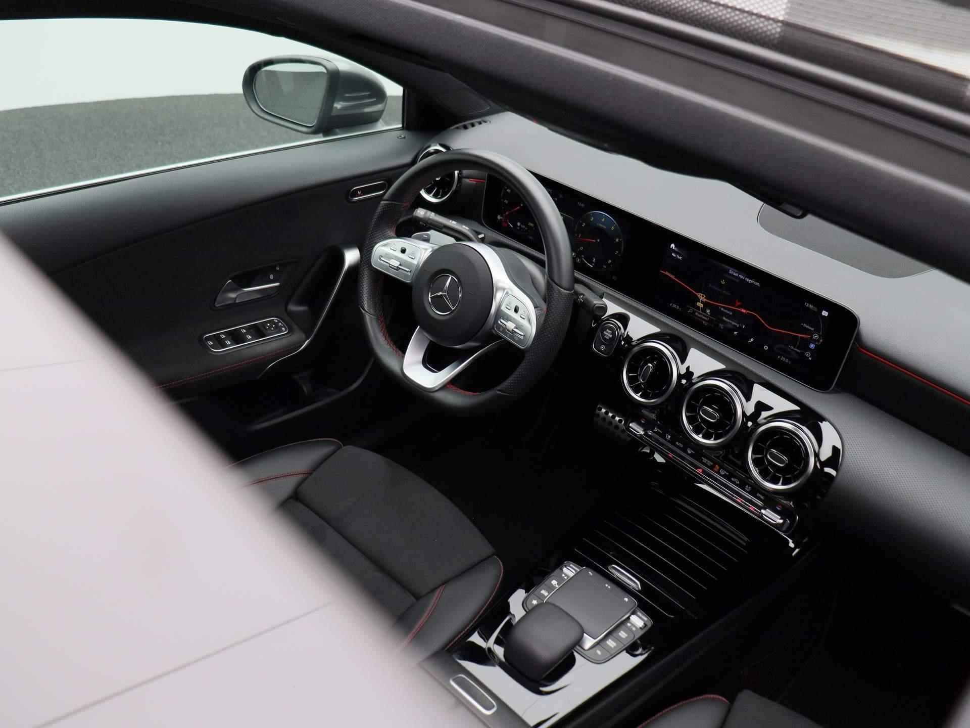 Mercedes-Benz A-klasse 180 Business Solution AMG Aut. | Panoramadak |Half-Leder | Navigatie | Camera | ECC | PDC | LMV | Schuifdak | LED | Stoelverwarming - 40/44