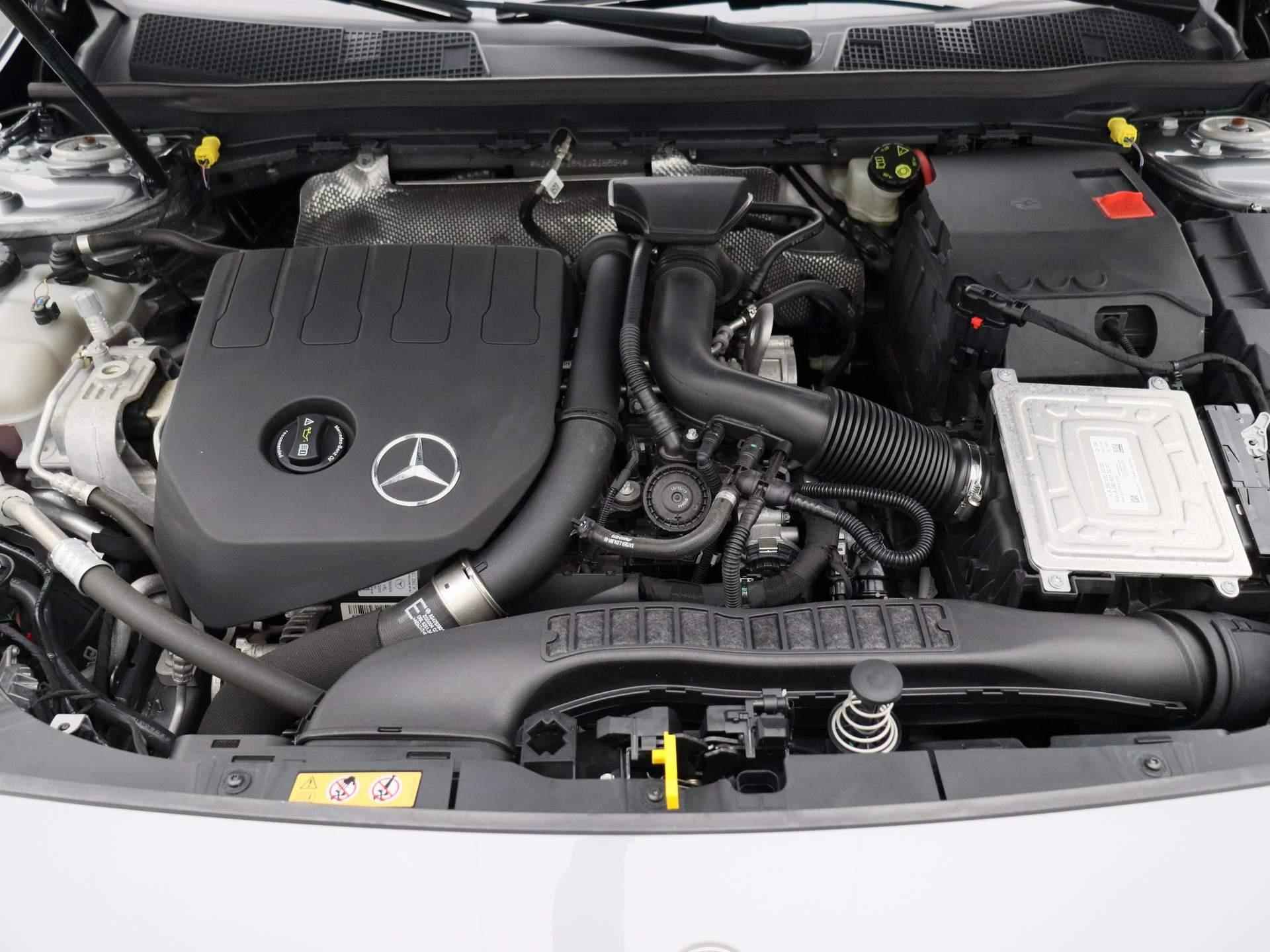 Mercedes-Benz A-klasse 180 Business Solution AMG Aut. | Panoramadak |Half-Leder | Navigatie | Camera | ECC | PDC | LMV | Schuifdak | LED | Stoelverwarming - 42/44