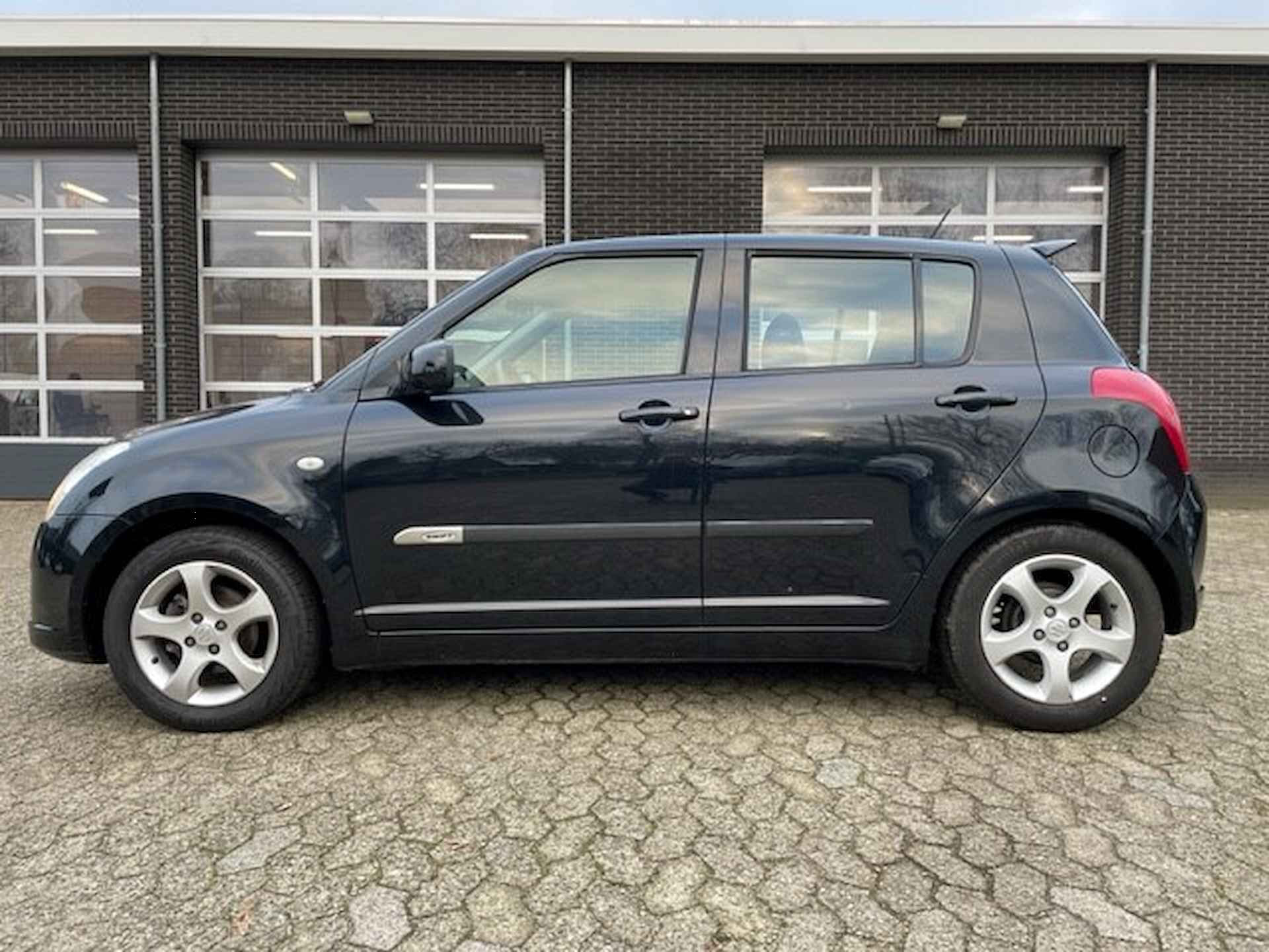 Suzuki Swift SHOGUN 1.3 5-DRS AIRCO / TREKHAAK - 19/26