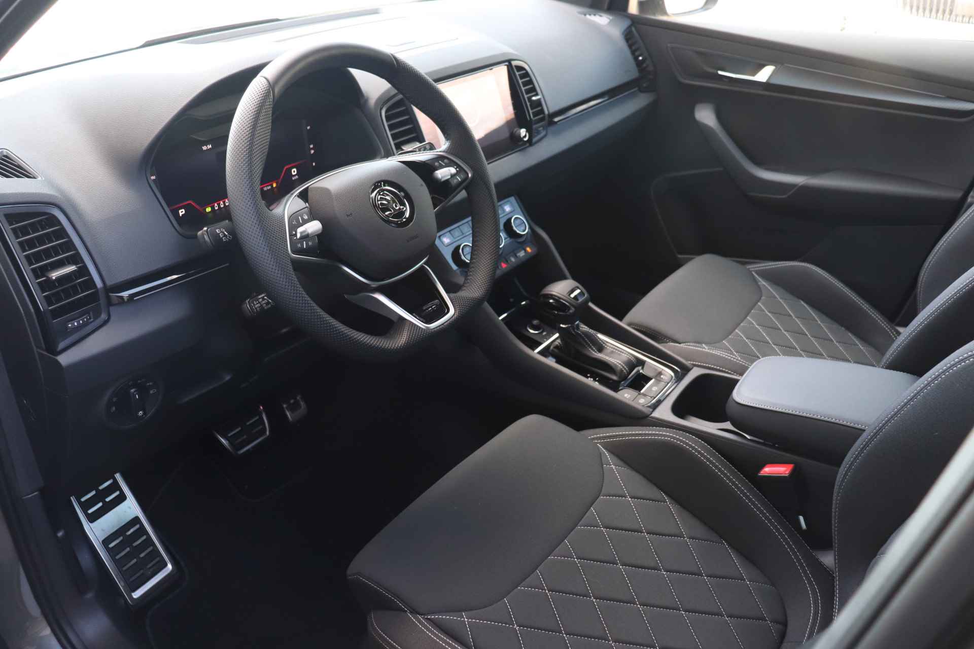 Škoda Karoq 1.5 TSI ACT 150pk Sportline Business | Adaptieve cruise control | Verwarmde voorruit | Panorama dak | 19" velgen | - 4/36