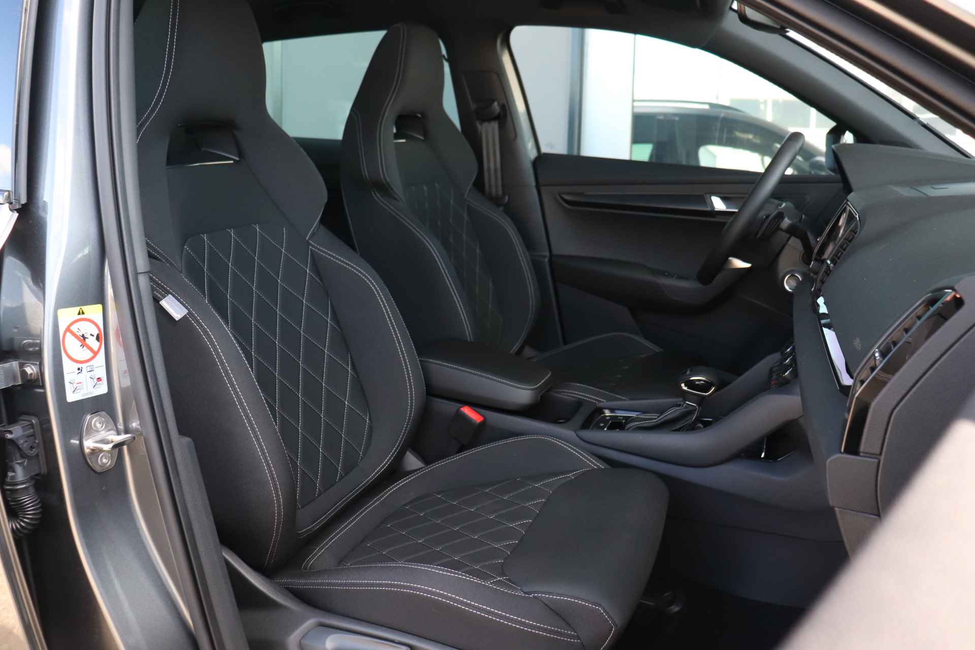 Škoda Karoq 1.5 TSI ACT 150pk Sportline Business | Adaptieve cruise control | Verwarmde voorruit | Panorama dak | 19" velgen | - 14/36