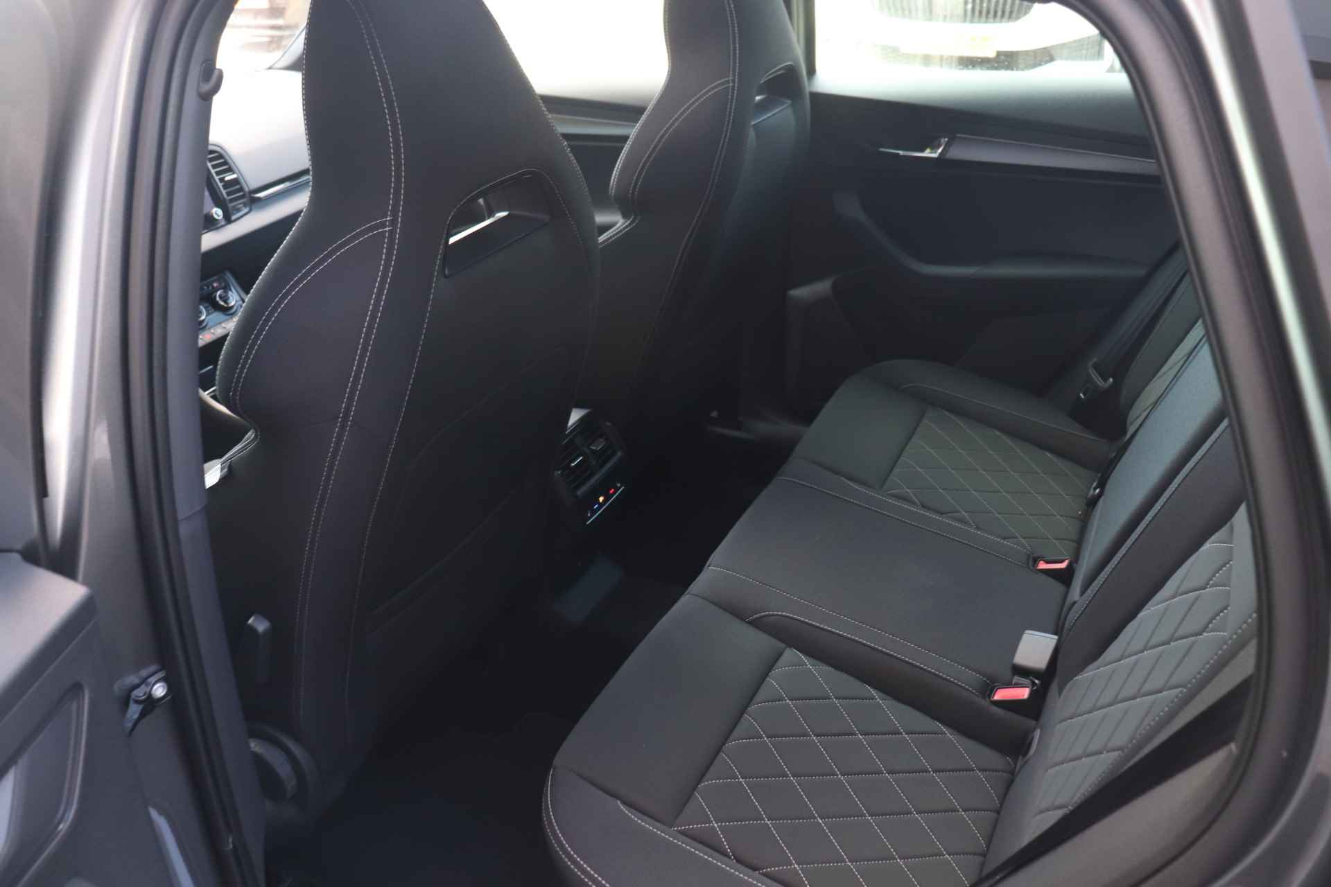 Škoda Karoq 1.5 TSI ACT 150pk Sportline Business | Adaptieve cruise control | Verwarmde voorruit | Panorama dak | 19" velgen | - 15/36