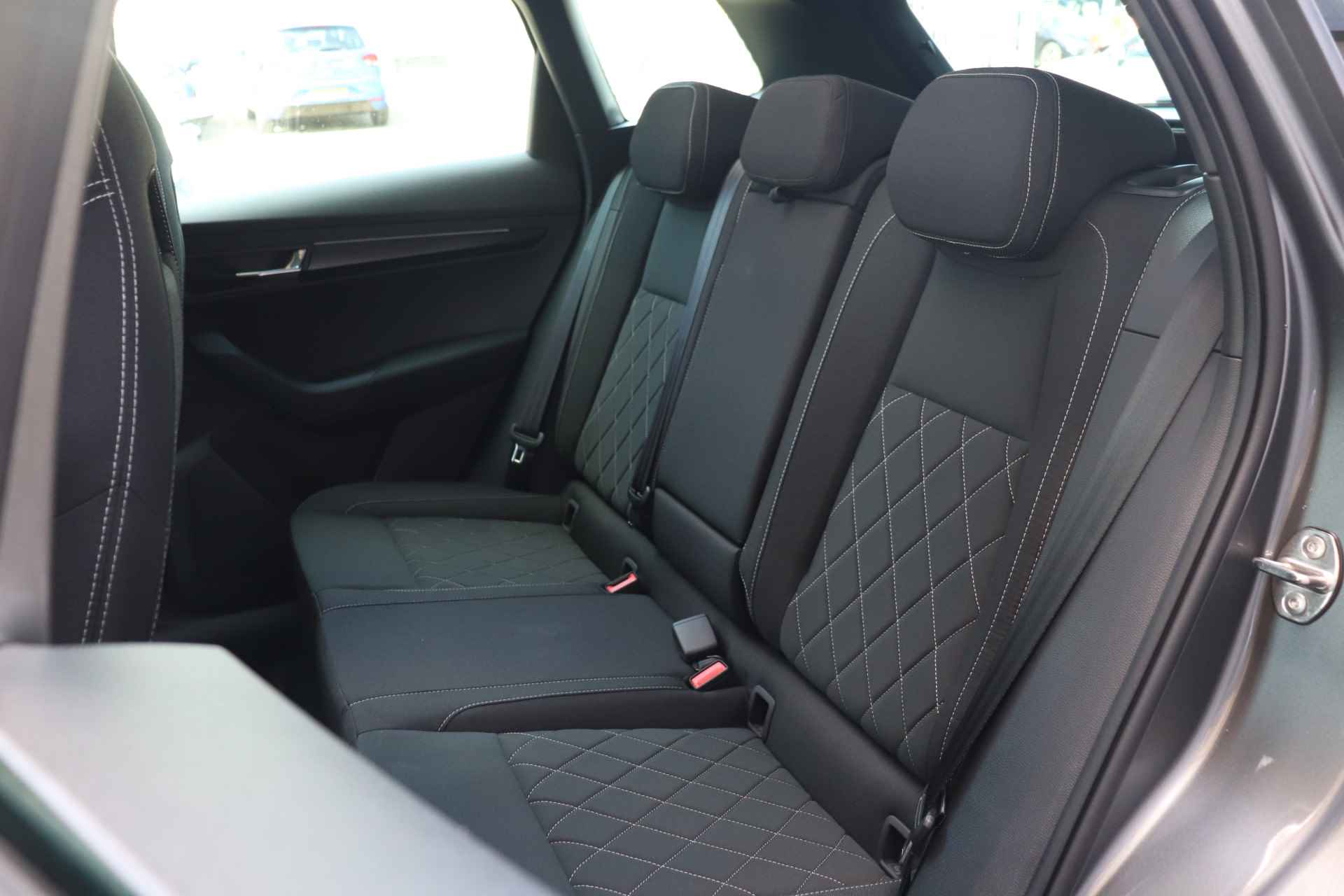 Škoda Karoq 1.5 TSI ACT 150pk Sportline Business | Adaptieve cruise control | Verwarmde voorruit | Panorama dak | 19" velgen | - 16/36