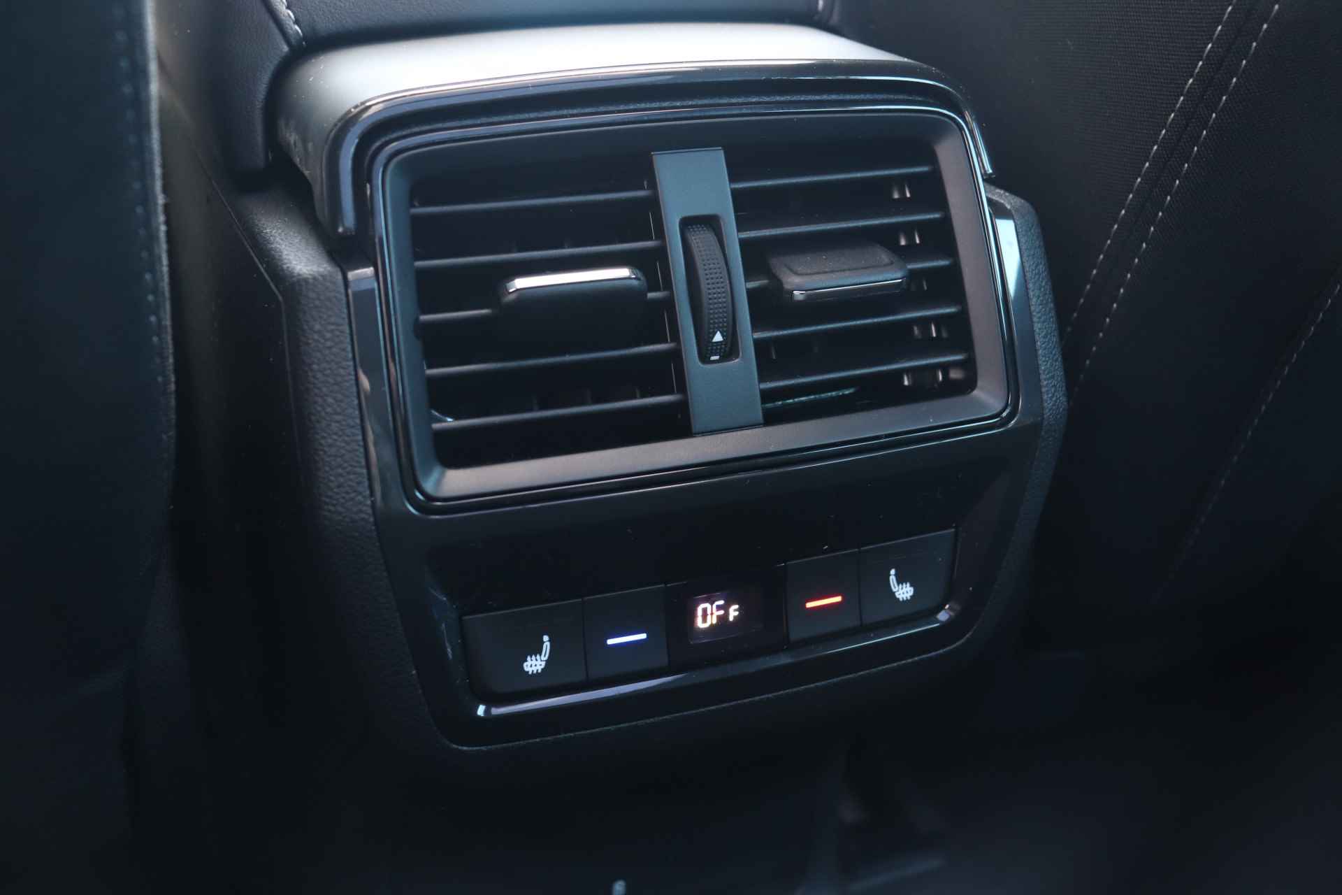 Škoda Karoq 1.5 TSI ACT 150pk Sportline Business | Adaptieve cruise control | Verwarmde voorruit | Panorama dak | 19" velgen | - 17/36