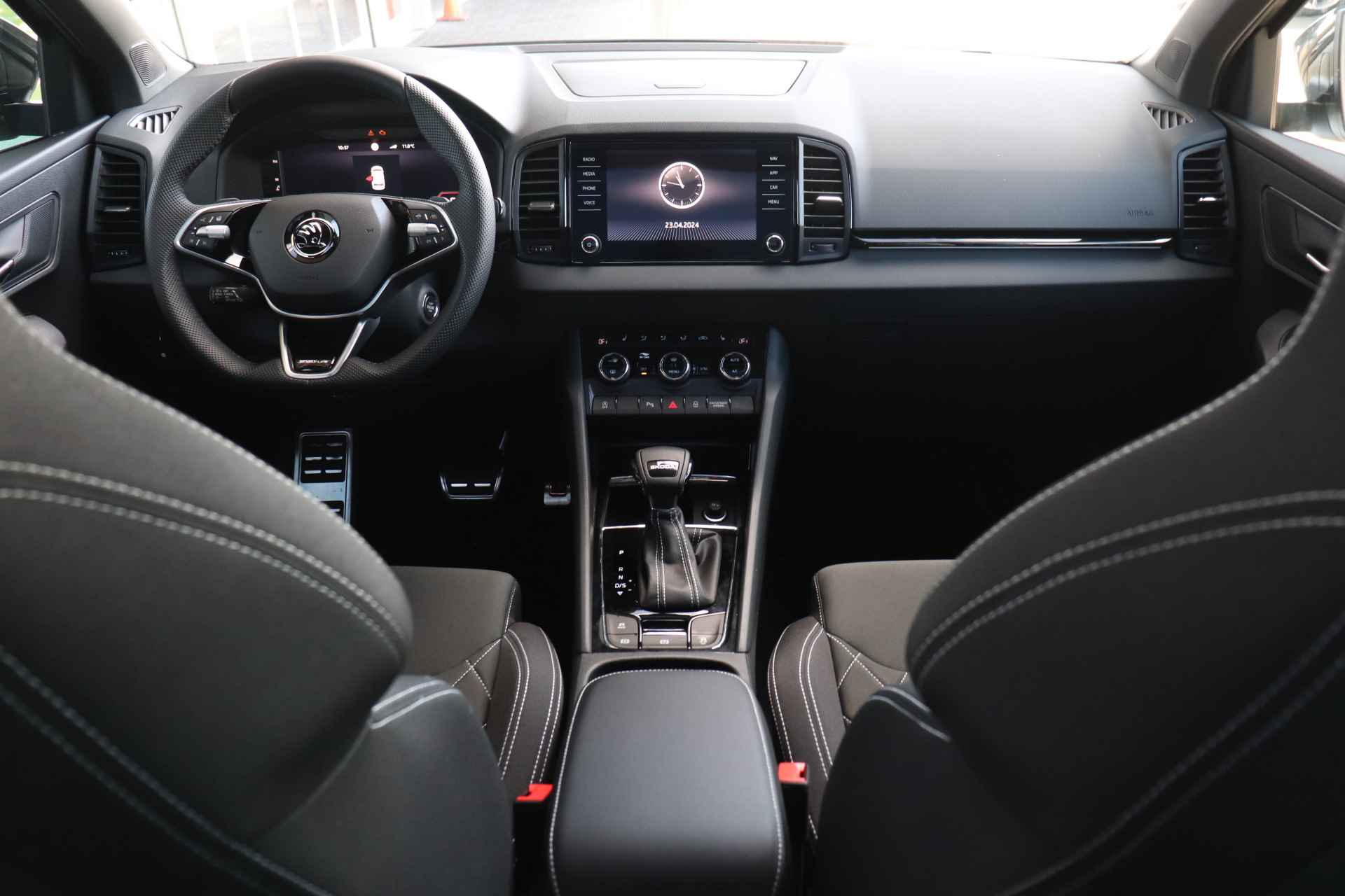 Škoda Karoq 1.5 TSI ACT 150pk Sportline Business | Adaptieve cruise control | Verwarmde voorruit | Panorama dak | 19" velgen | - 18/36