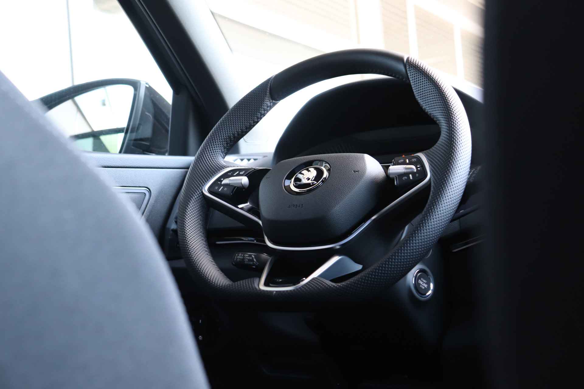 Škoda Karoq 1.5 TSI ACT 150pk Sportline Business | Adaptieve cruise control | Verwarmde voorruit | Panorama dak | 19" velgen | - 19/36