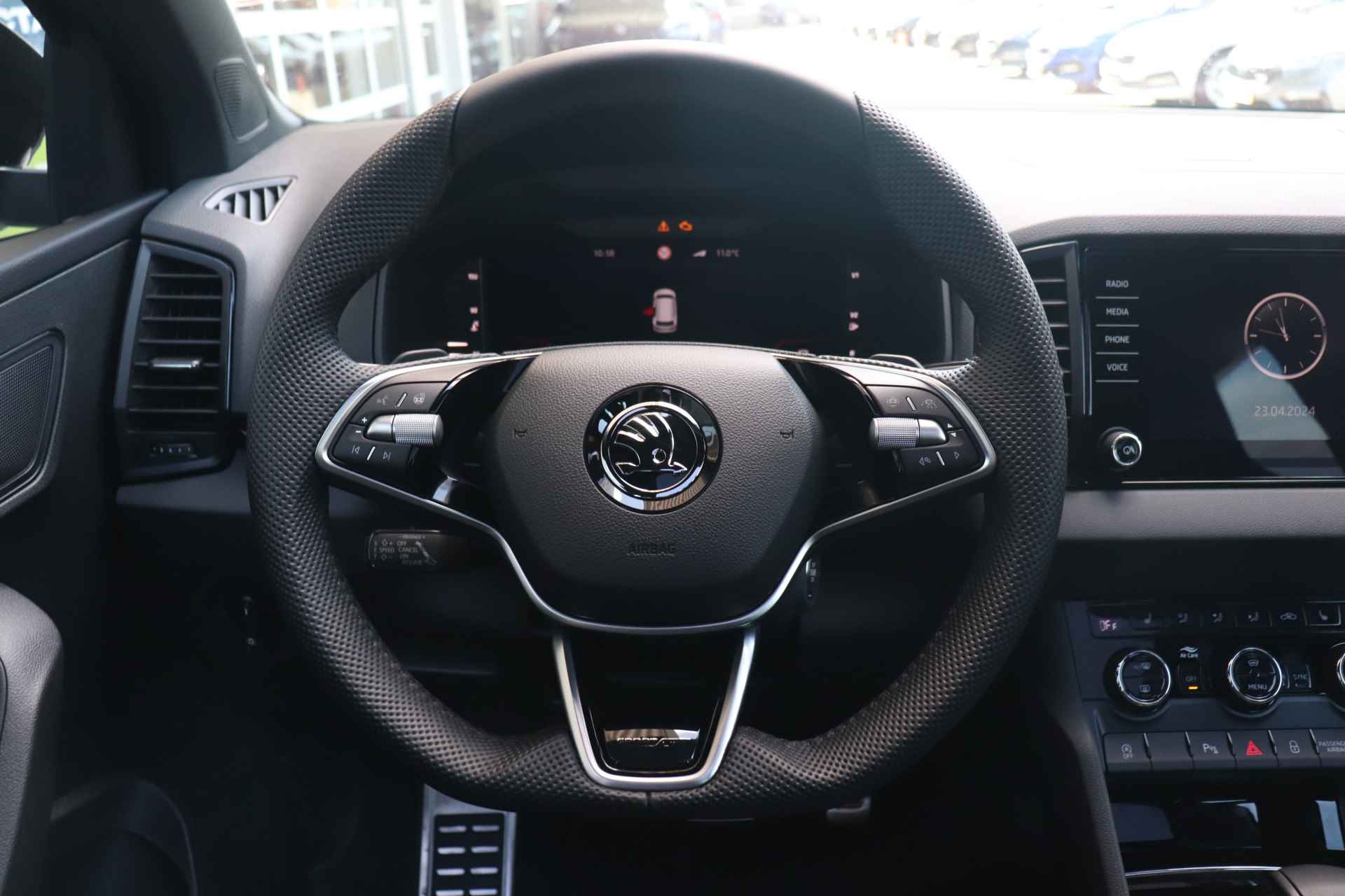 Škoda Karoq 1.5 TSI ACT 150pk Sportline Business | Adaptieve cruise control | Verwarmde voorruit | Panorama dak | 19" velgen | - 20/36