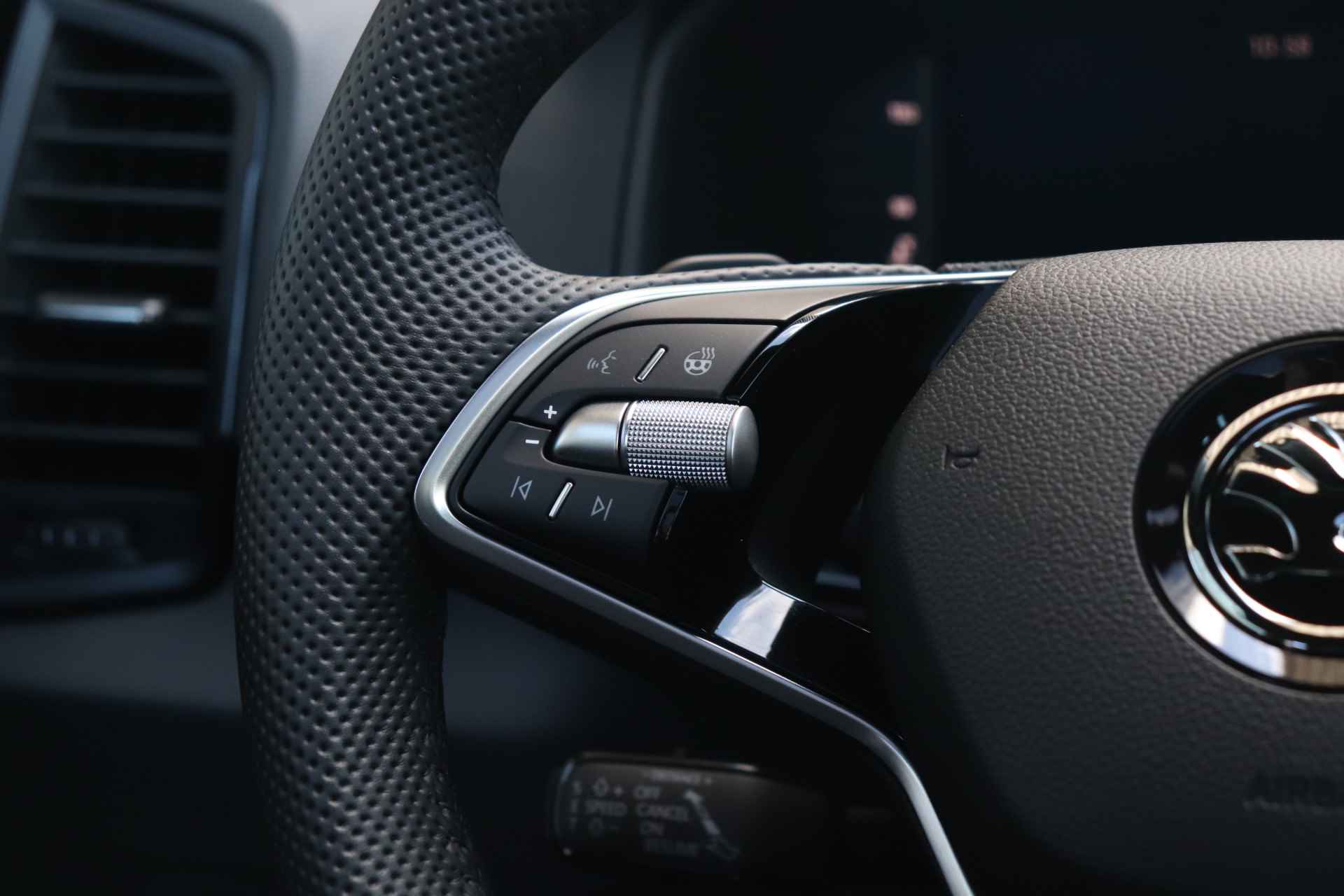 Škoda Karoq 1.5 TSI ACT 150pk Sportline Business | Adaptieve cruise control | Verwarmde voorruit | Panorama dak | 19" velgen | - 21/36