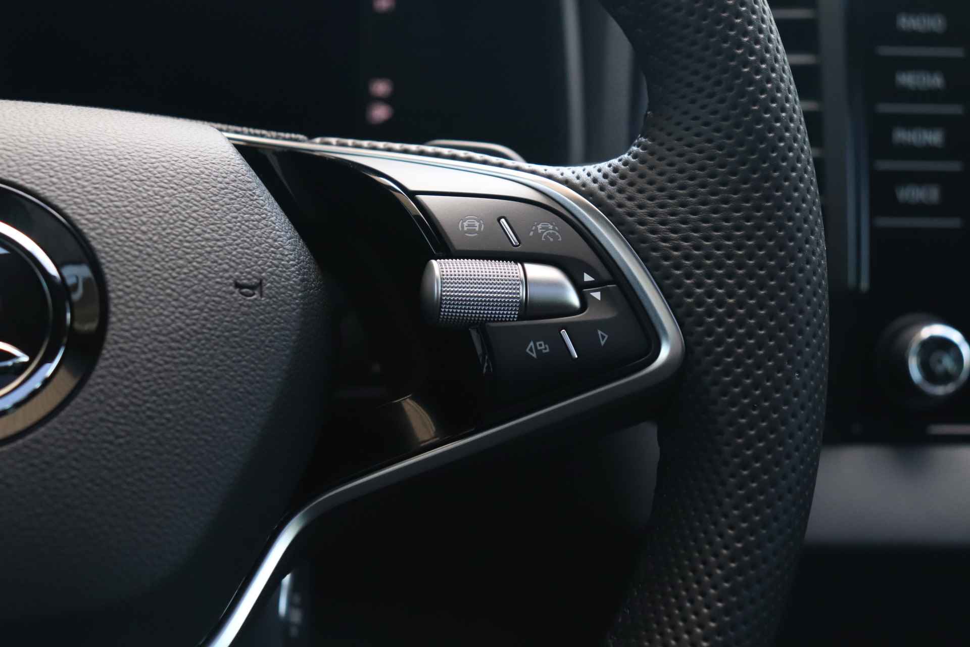 Škoda Karoq 1.5 TSI ACT 150pk Sportline Business | Adaptieve cruise control | Verwarmde voorruit | Panorama dak | 19" velgen | - 22/36
