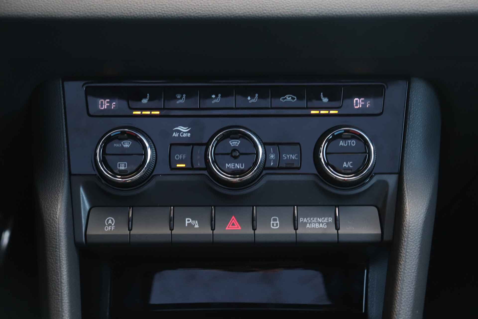 Škoda Karoq 1.5 TSI ACT 150pk Sportline Business | Adaptieve cruise control | Verwarmde voorruit | Panorama dak | 19" velgen | - 26/36