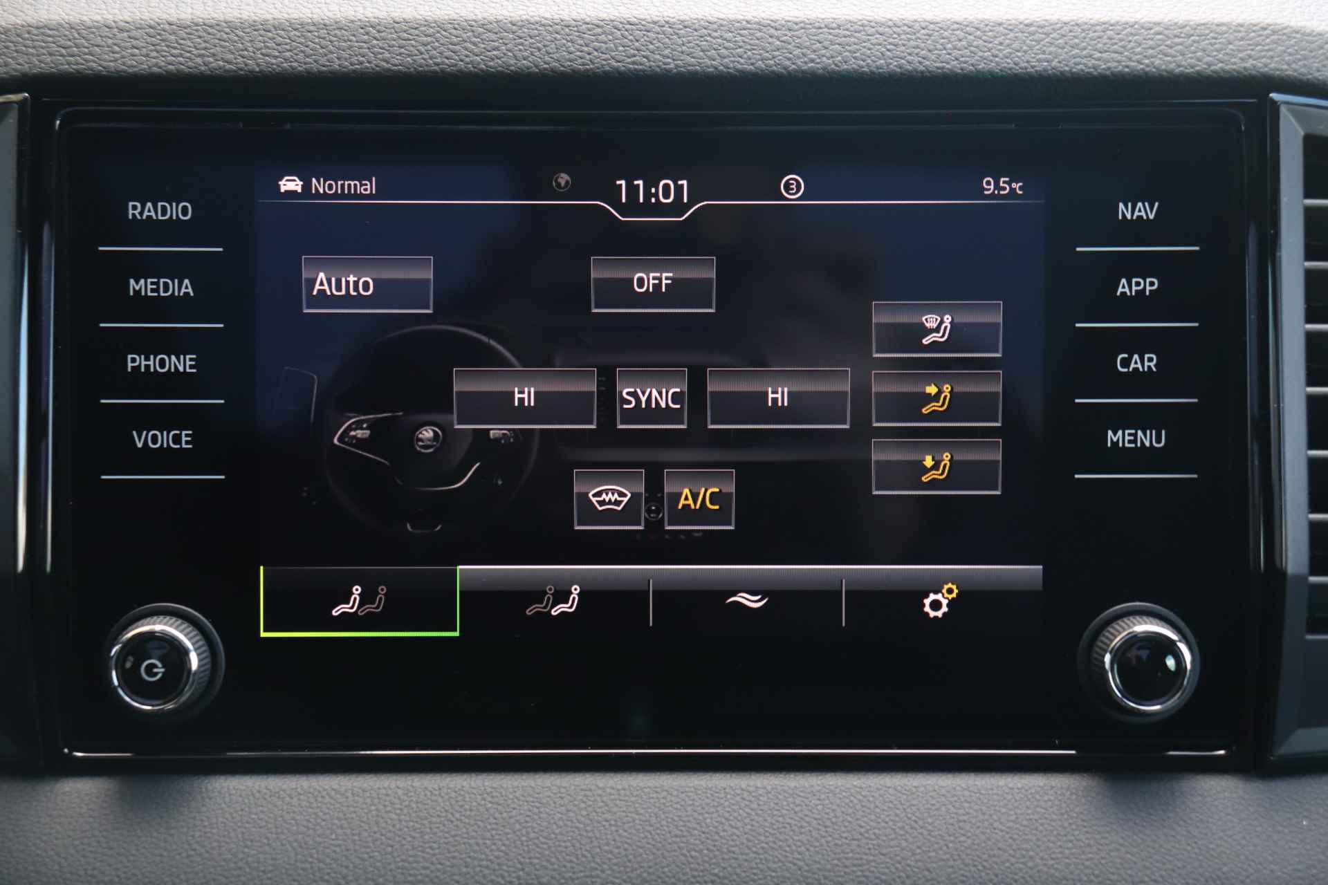 Škoda Karoq 1.5 TSI ACT 150pk Sportline Business | Adaptieve cruise control | Verwarmde voorruit | Panorama dak | 19" velgen | - 32/36