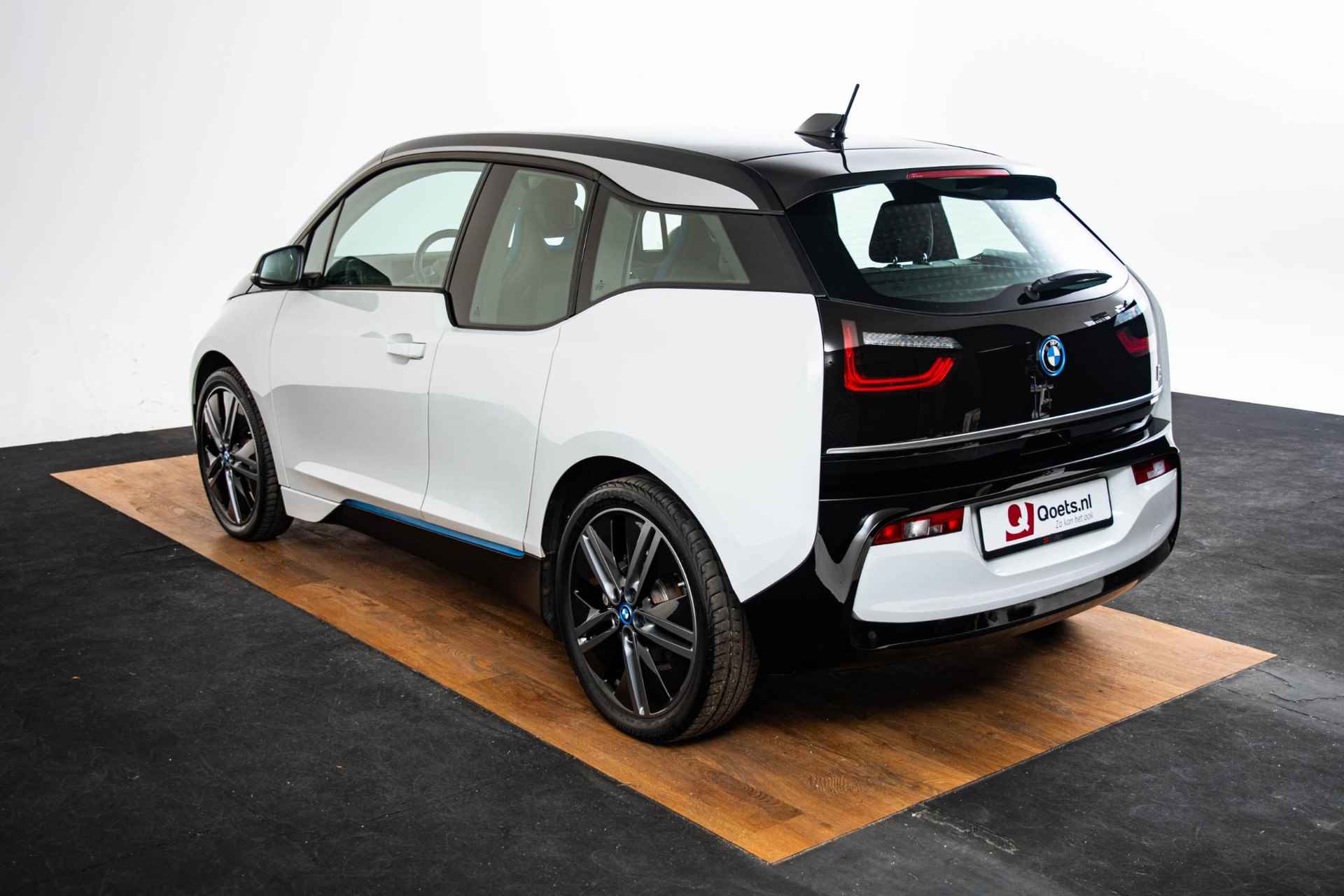 BMW i3 Basis 120Ah 42 kWh Navigatiesysteem Professional - Stoelverwarming - Warmtepomp - Snellaadpakket - DAB-tuner - WiFi hotspot - 20 inch - 11/58