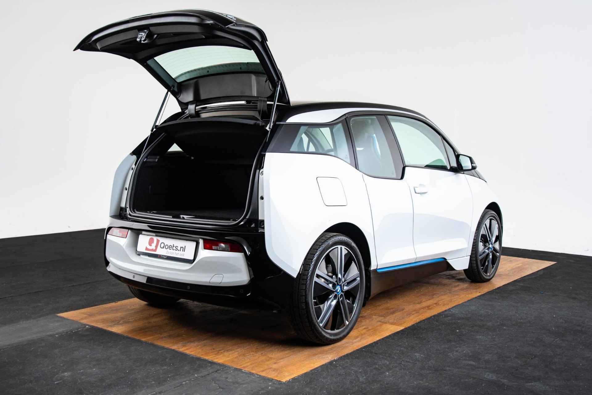 BMW i3 Basis 120Ah 42 kWh Navigatiesysteem Professional - Stoelverwarming - Warmtepomp - Snellaadpakket - DAB-tuner - WiFi hotspot - 20 inch - 12/58