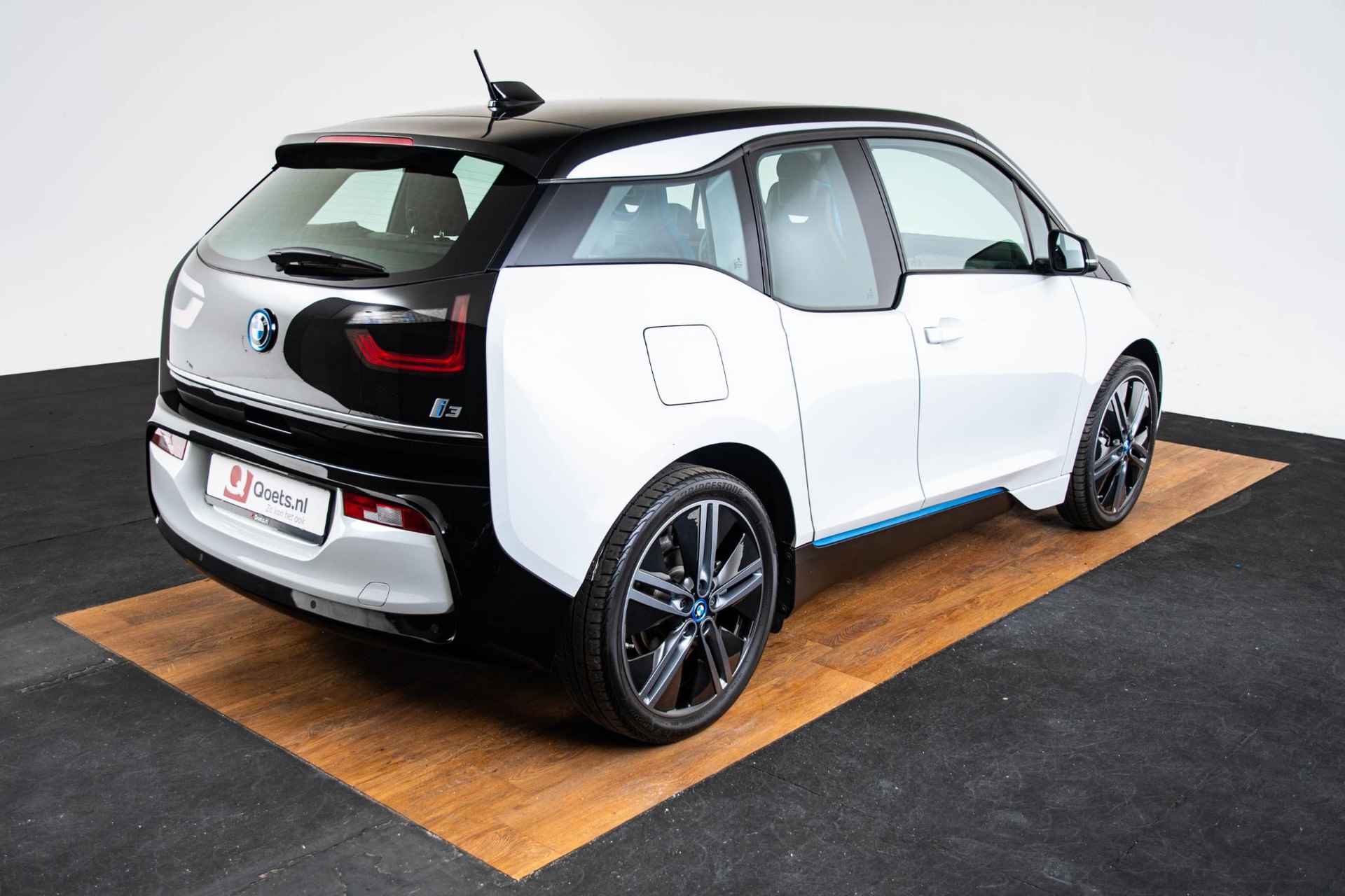 BMW i3 Basis 120Ah 42 kWh Navigatiesysteem Professional - Stoelverwarming - Warmtepomp - Snellaadpakket - DAB-tuner - WiFi hotspot - 20 inch - 34/58