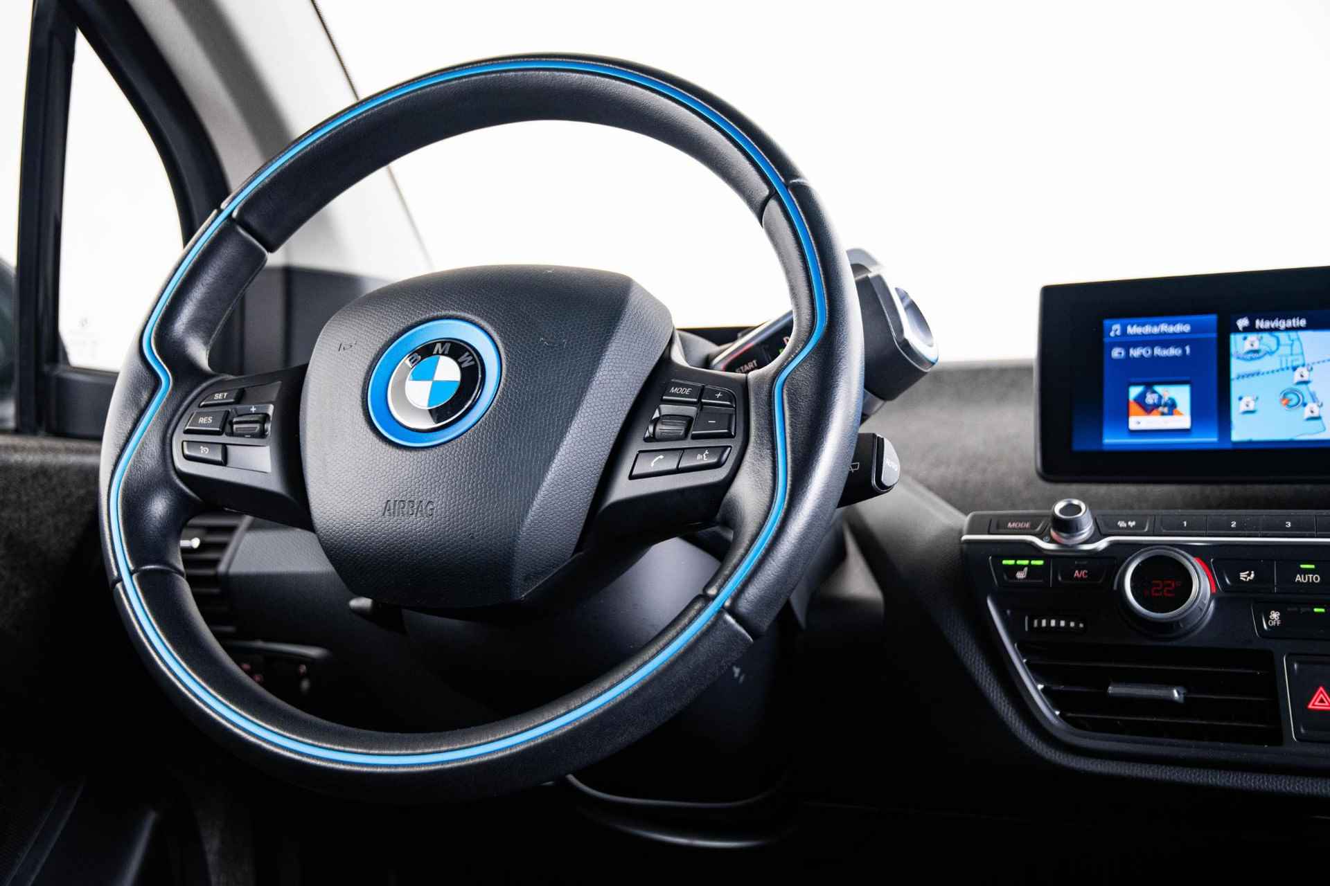 BMW i3 Basis 120Ah 42 kWh Navigatiesysteem Professional - Stoelverwarming - Warmtepomp - Snellaadpakket - DAB-tuner - WiFi hotspot - 20 inch - 40/58