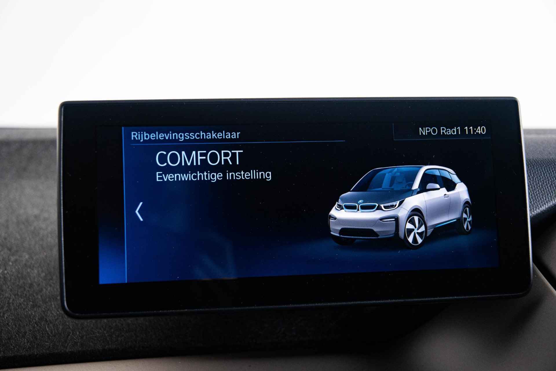 BMW i3 Basis 120Ah 42 kWh Navigatiesysteem Professional - Stoelverwarming - Warmtepomp - Snellaadpakket - DAB-tuner - WiFi hotspot - 20 inch - 41/58