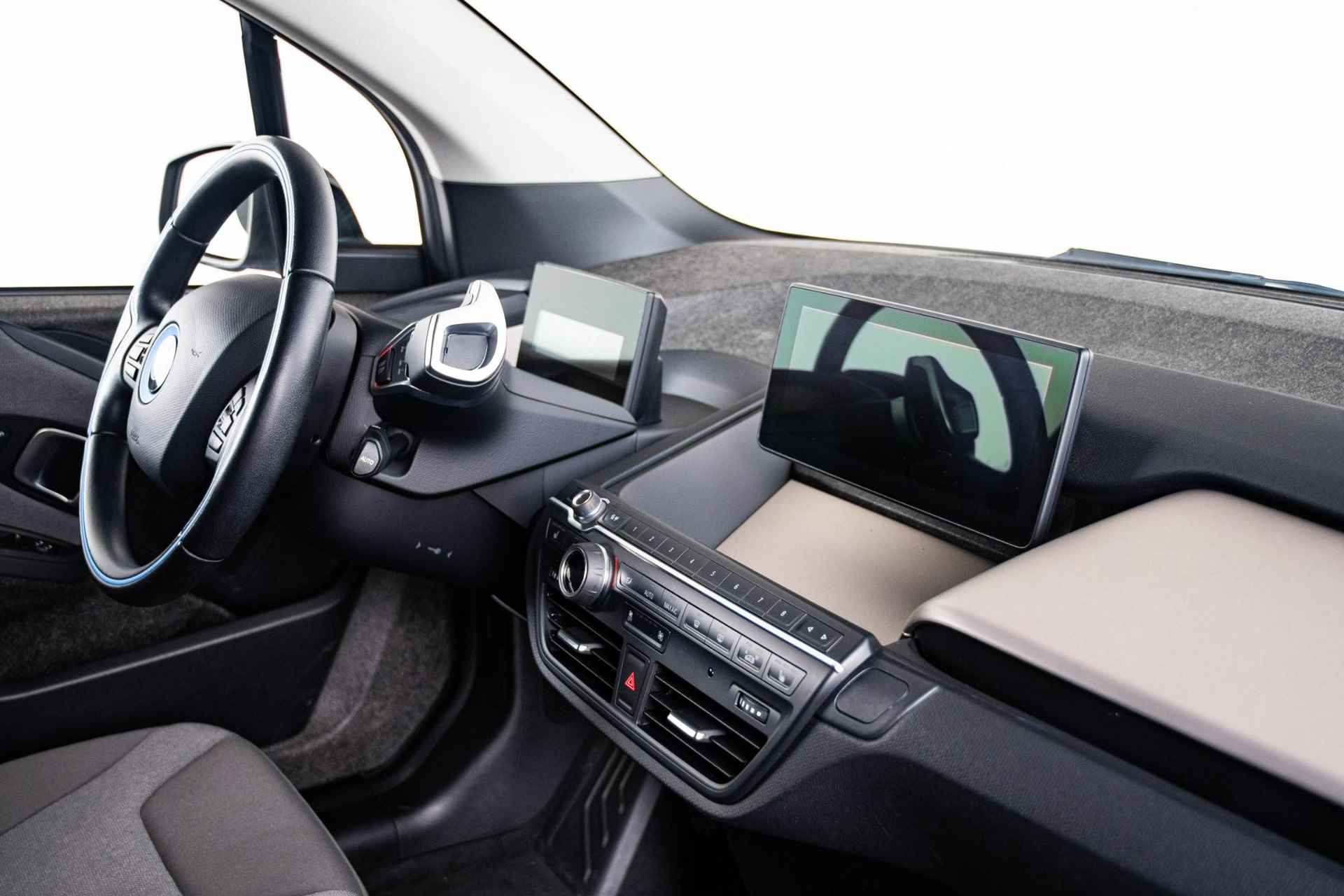 BMW i3 Basis 120Ah 42 kWh Navigatiesysteem Professional - Stoelverwarming - Warmtepomp - Snellaadpakket - DAB-tuner - WiFi hotspot - 20 inch - 50/58