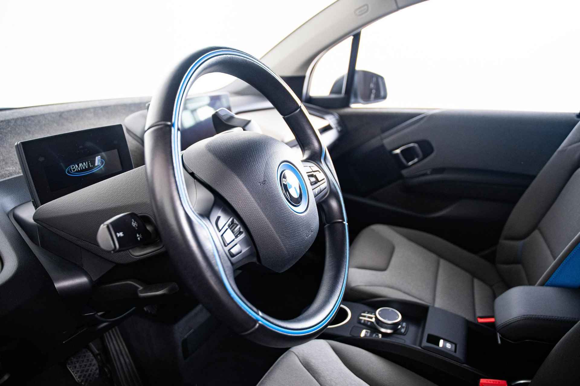 BMW i3 Basis 120Ah 42 kWh Navigatiesysteem Professional - Stoelverwarming - Warmtepomp - Snellaadpakket - DAB-tuner - WiFi hotspot - 20 inch - 51/58