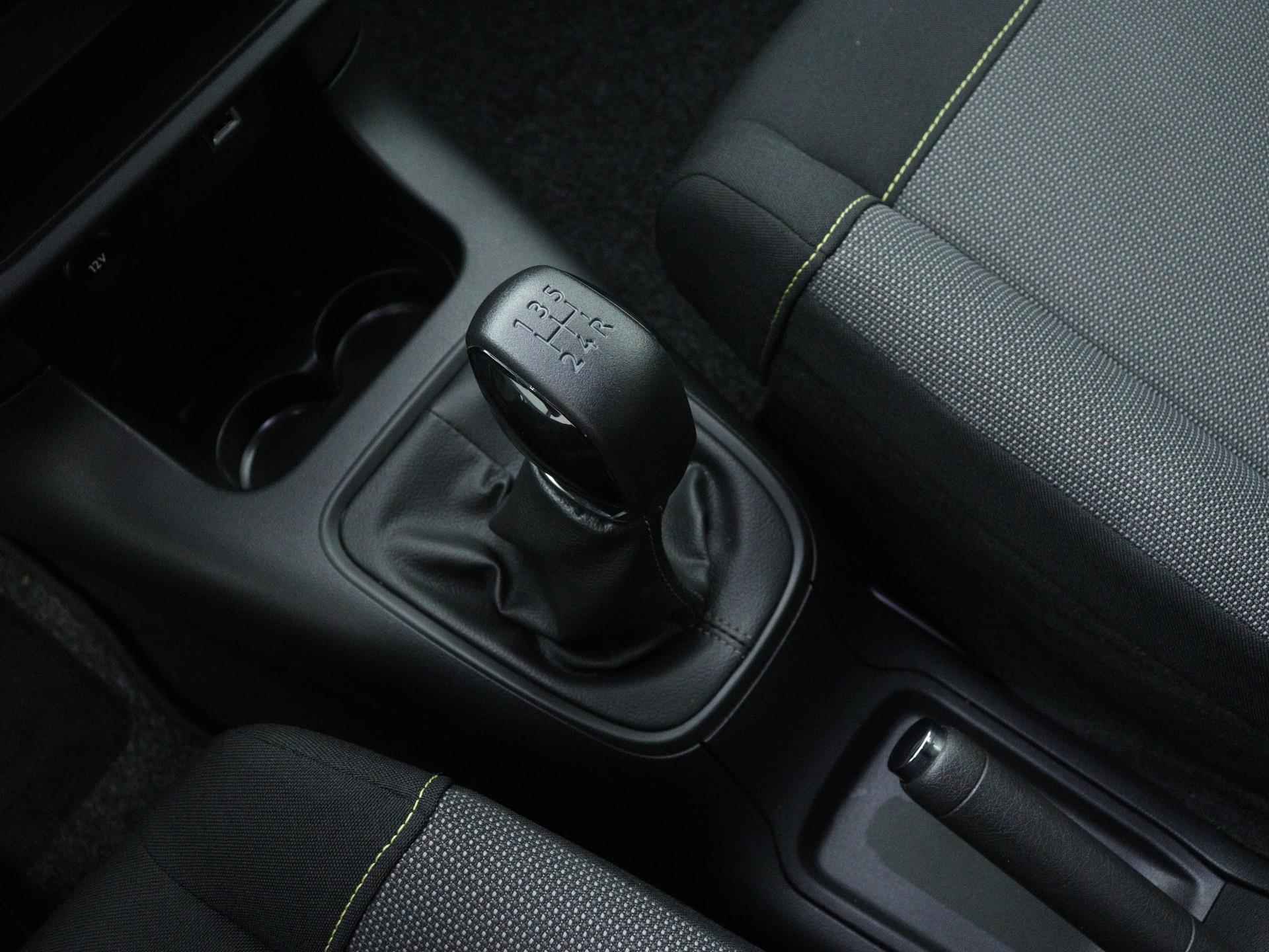 Citroen C3 Feel Edition 82pk | Navigatie | Climate Control | Cruise Control | Parkeersensoren | Apple Carplay / Android Auto | Bluetooth | Automatisch dimlicht | Regensensor | Afwijkende dakkleur | - 24/32