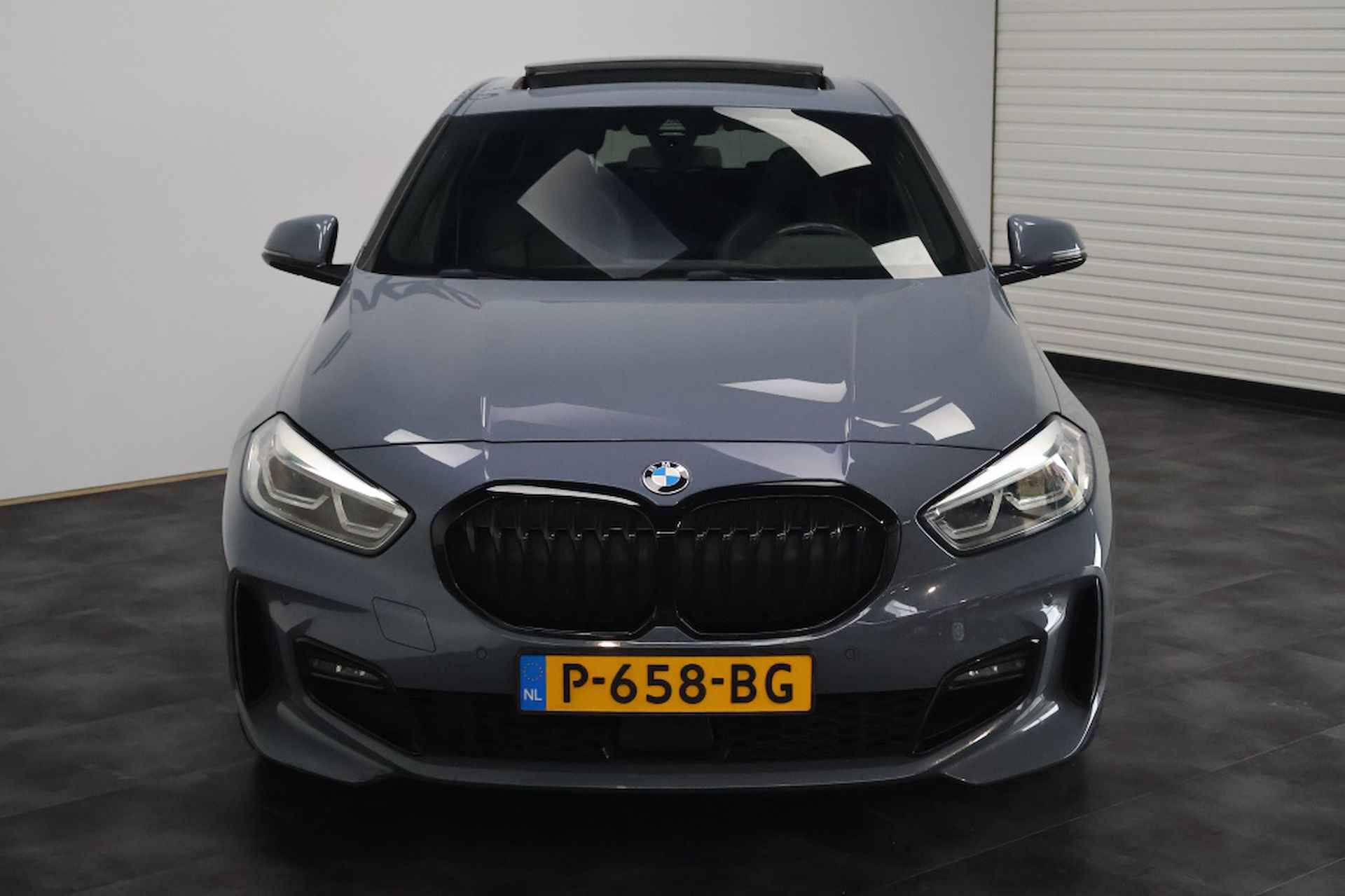 Bmw 1-serie 118i M-Sport | Schaalstoelen | Panoramadak - 2/37